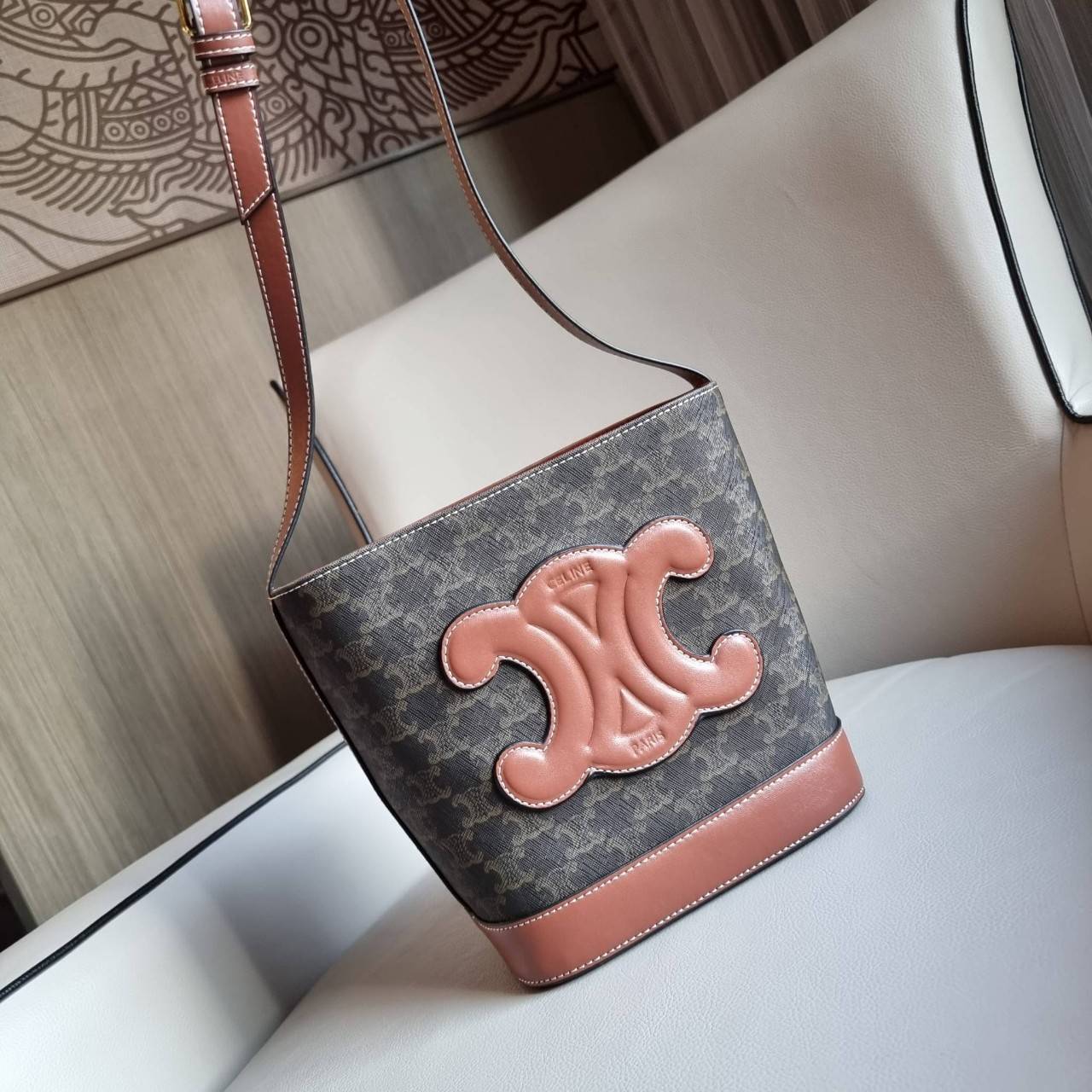 VIP 】CELINE BUCKET BAG CUIR TRIOMPHE คอลเลคชั่นใหม่ ฮิตข้ามปี กับกระเป๋าสะพายทรงถัง ใช้งานง่ายที่สุด สายสะพายในตัว ปรับใช้ได้เลย วัสดุหนังวัว เรียบหรู ผู้ดีไปอีก โดดเด่นด้วยโลโก้เอกลักษณ์ มีกระดุมปิดที่ปากกระเป๋า ภายในโล่งกว้าง ใส่ของแบบจุๆไปเลย เป็นรุ่นท