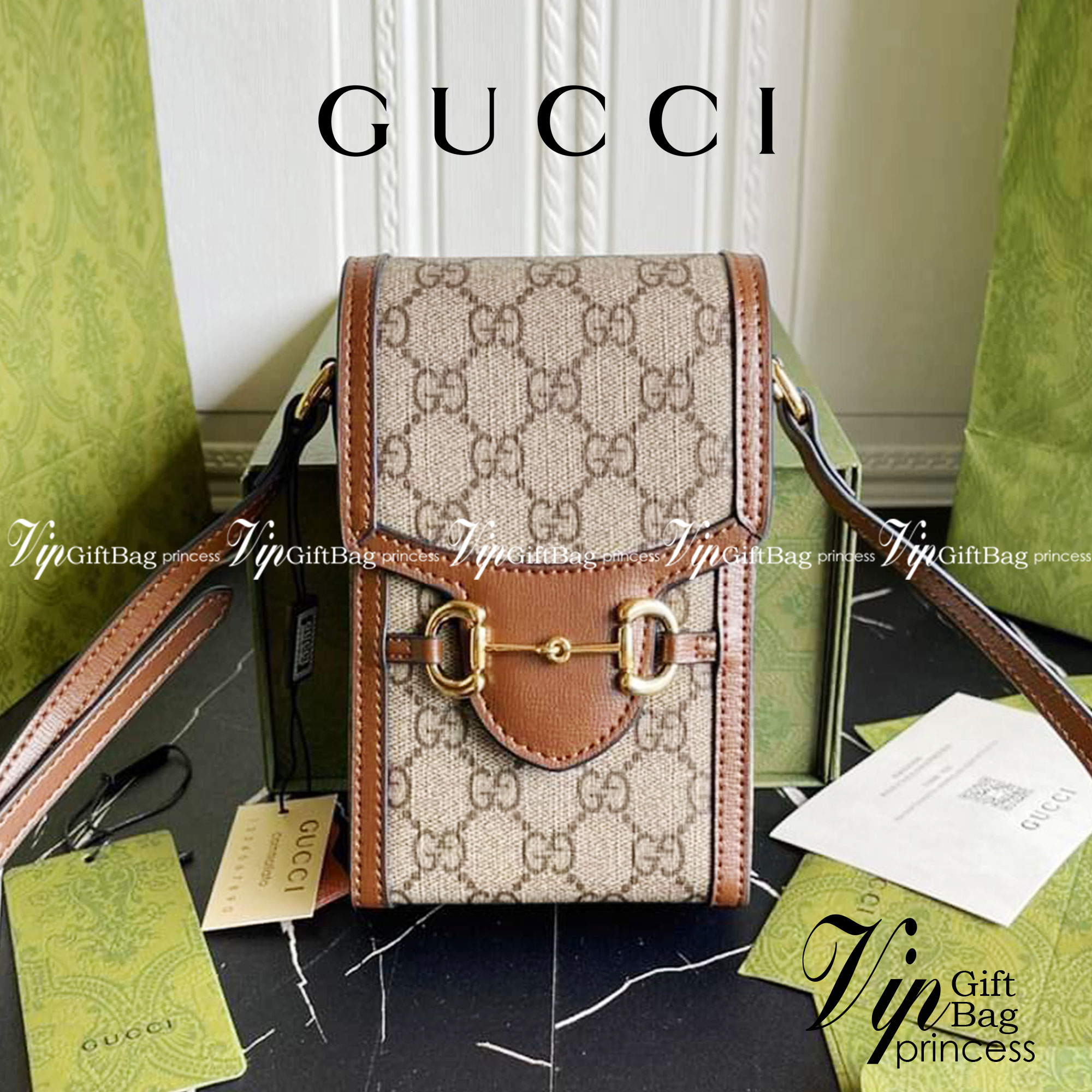 หนังแท้ GUCCI Horsebit phone bag กระเป๋าสะพาย กระเป๋าใส่โทรศัพท์สุดคลาสสิก หนังวัวแท้สีน้ำตาล อะไหล่สวย ดีไซต์สัญลักษณ์วงแหวนตามแบบฉบับ GUCCI มาพร้อมกล่องแบรนด์และสายสะพายยาวที่สามารถปรับระดับได้ พร้อมส่งให้สะพาย สวยๆ กันแล้ววันนี้ ใบนี้ must have..ค่ะ.!!