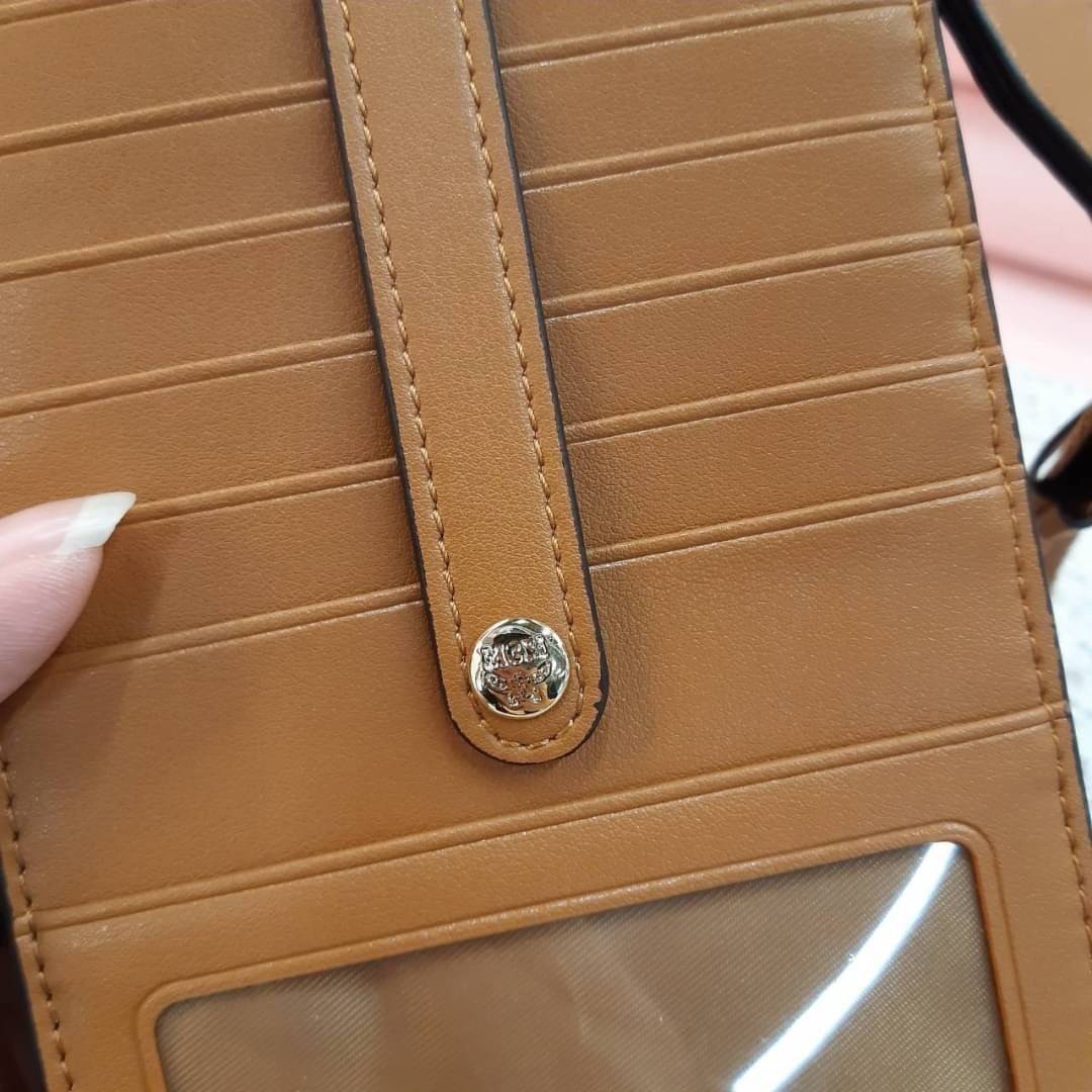 M.C.M CROSSBODY PHONE CASE กระเป๋าอะไรเอ่ยฮิตกันทั่วบ้านทั่วเมือง!!?? กระเป๋าใส่โทรศัพท์ไงจ้ะ!! เดินไปไหนใครก็ใช้ เพราะทุกคนต้องการความสะดวก ใบนี้ตอบโจทย์ไปเล้ย!!