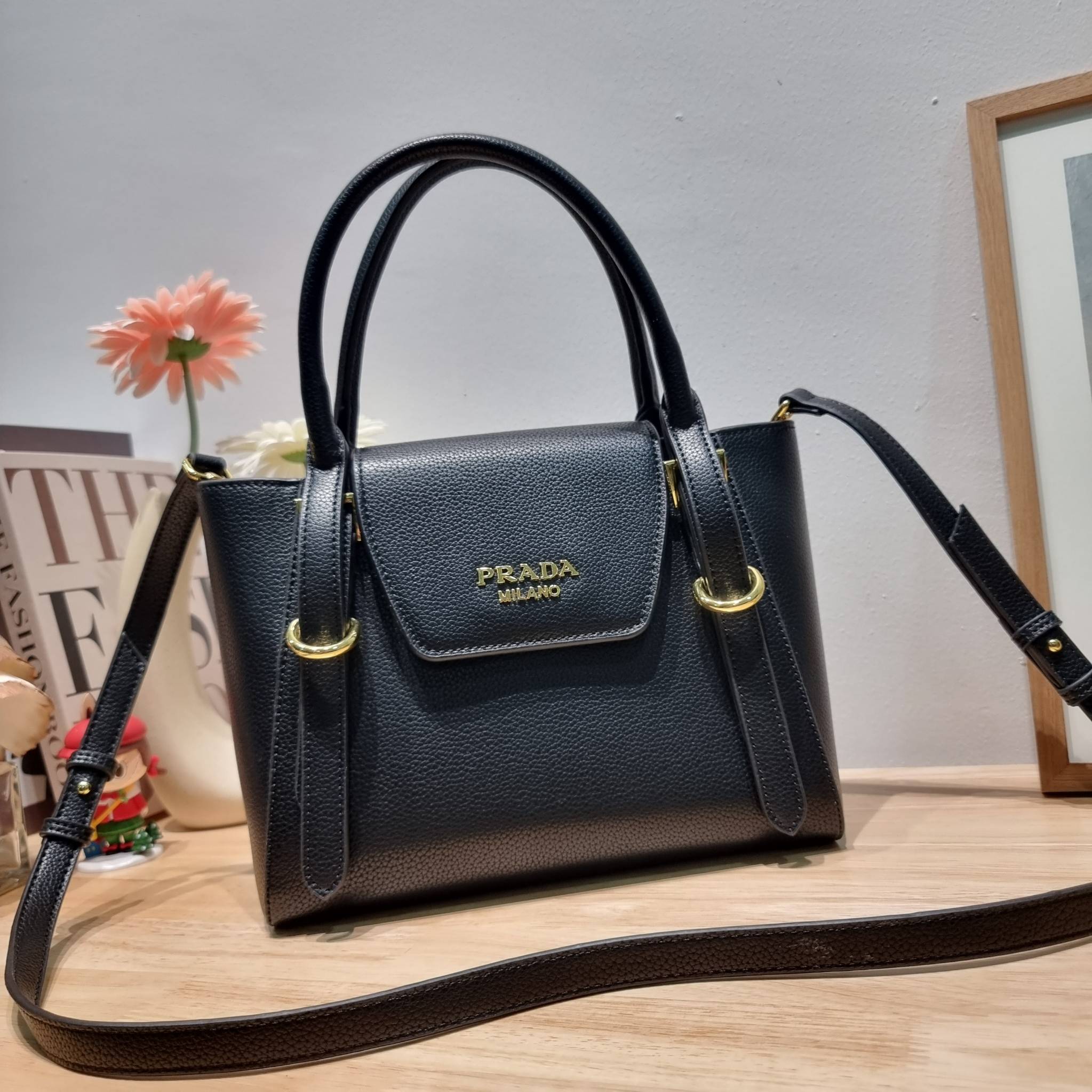 PRADA Saffiano leather bag / Prada leather bag กระเป๋าถือ/สะพายล่าสุด ที่ดีไซน์เรียบหรู สวยคมชัด เต็มไปด้วยดีเทลน่าใช้ สายคล้องไหล่ที่สามารถถอดออกได้