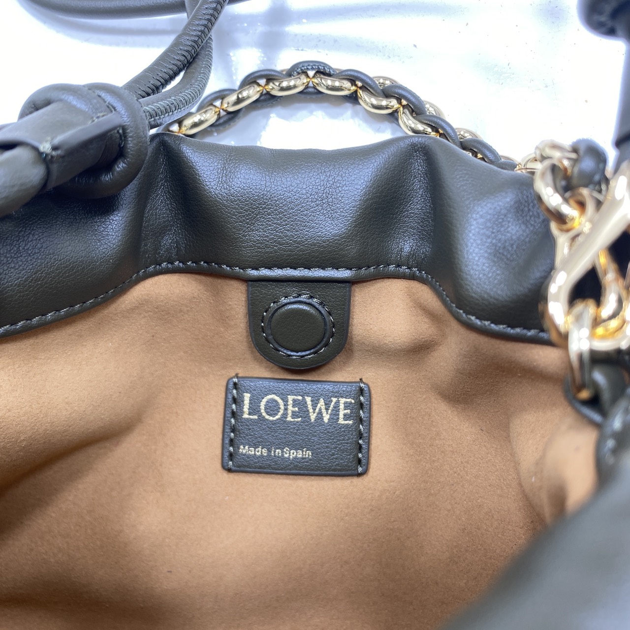 ORI หนังแท้ | LOEWE Mini Flamenco purse in mellow nappa leather / Loewe Bucket Bag กระเป๋าสะพายทรงบัคเก็ตไซส์มินิ หนังเรียบสวยหรู เรียบง่าย หนังแท้ผิวสัมผัสนุ่มมือ น้ำหนักเบาและนุ่มสบาย ดีไซน์จับจีบ เชือกผูกแบบปมโบราณ และสายโซ่รูปโดนัท