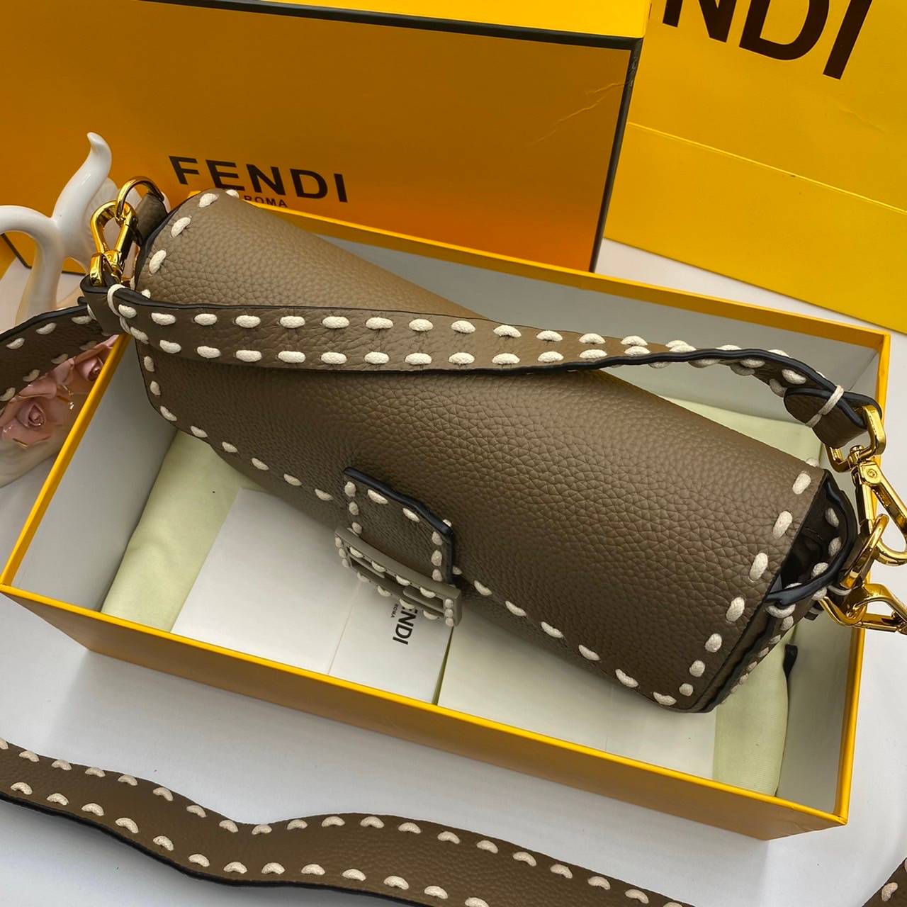 หนังแท้ Fendi Baguette full grain leather bag