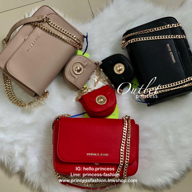 VERSACE JEAN SHOULDER BAG SYNTHETIC 2019 กระเป๋าสะพายข้าง//หิ้วได้ วัสดุหนังอย่างดี สวยงามค่ะ ด้านหน้ามีโลโก้แบรนด์ เปิดปิดแบบกดล็อค ภายในกว้าง สามารถใส่กระเป๋าสตางค์ใบยาวได้ ของอื่นๆพอประมานเลยค่ะ มีช่องซิปและช่องโล่งให้ สายสะพายแบบโซ่มีหนังรองบ่า สามารถ