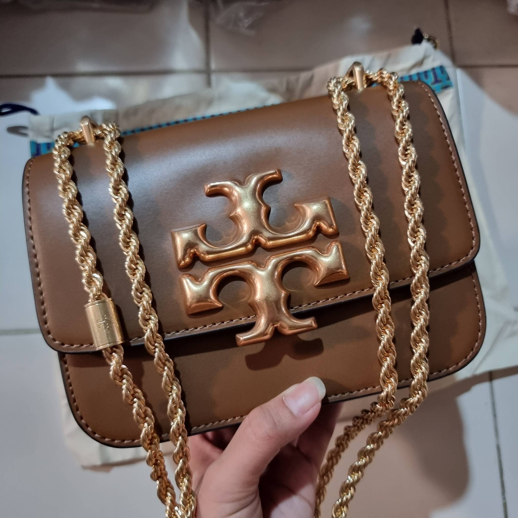 TORY BURCH ELEANOR SMALL CONVERTIBLE SHOULDER BAG ฮอตไอเท็ม รุ่นนี้ขายดีขายหมด สวยหรู คุณหนู ผู้ดี!! หายากมากแล้วน้า กระเป๋าสะพายข้าง ดีไซน์อยู่ทรง ขนาดกำลังสะดวกใช้สำหรับสาว วัสดุหนังแท้เต็มใบ สีทูโทน เปิด-ปิดด้วยแถบแม่เหล็ก ภายในแบ่งสัดส่วนได้เป็นอย่างด