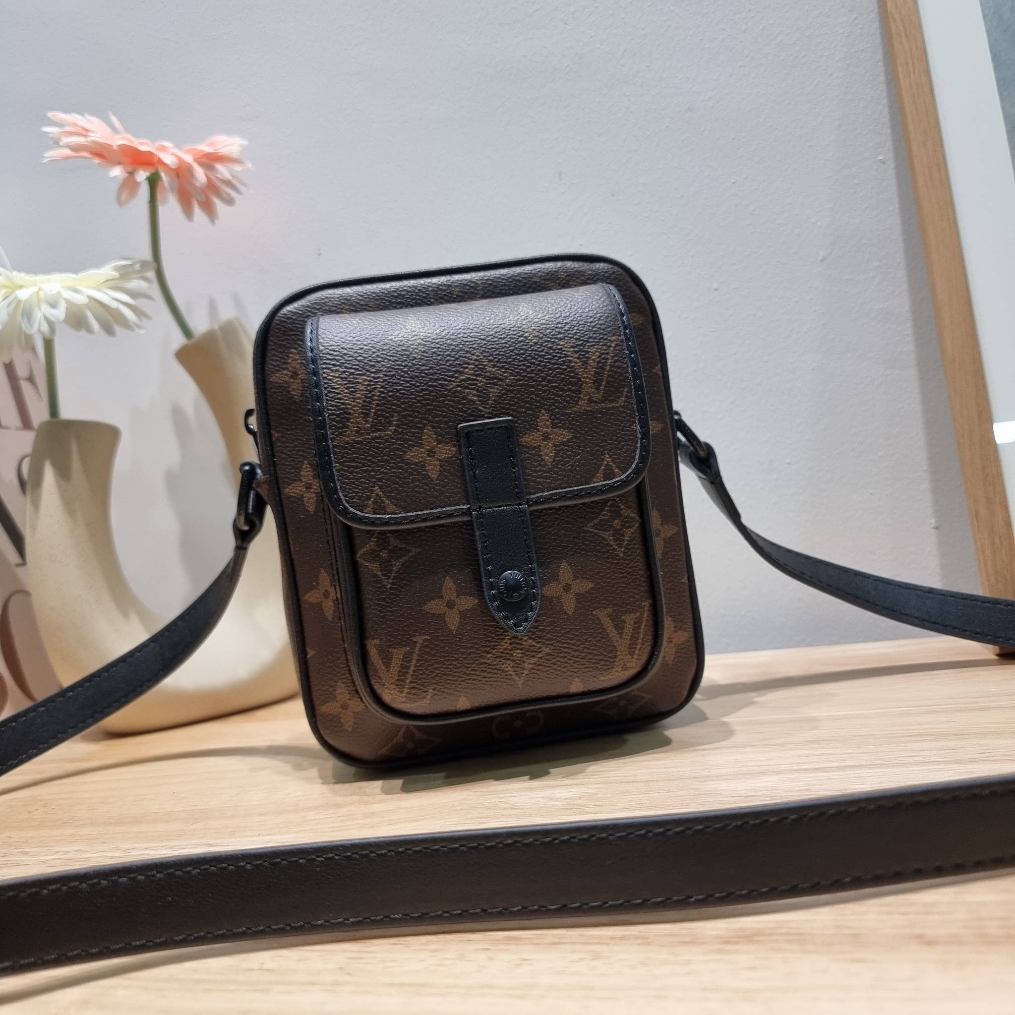 LV CHRISTOPHER กระเป๋าสะพายรูปทรงสปอร์ตสุดชิค LV crossbody wallet bag ใหม่ล่าสุด ได้ชิคๆเท่ๆก่อนใคร ไม่ต้องรอพรีฯ กับกระเป๋าสะพายข้างสำหรับหนุ่มๆ งานหรู ราคาดี วัสดุหนังแคนวาสคุณภาพดี ดีไซน์กะทัดรัด คล่องตัวแบบทูอินวันไปเลย เพราะใช้แทนกระเป๋าสตางค์ก็ได้ ส