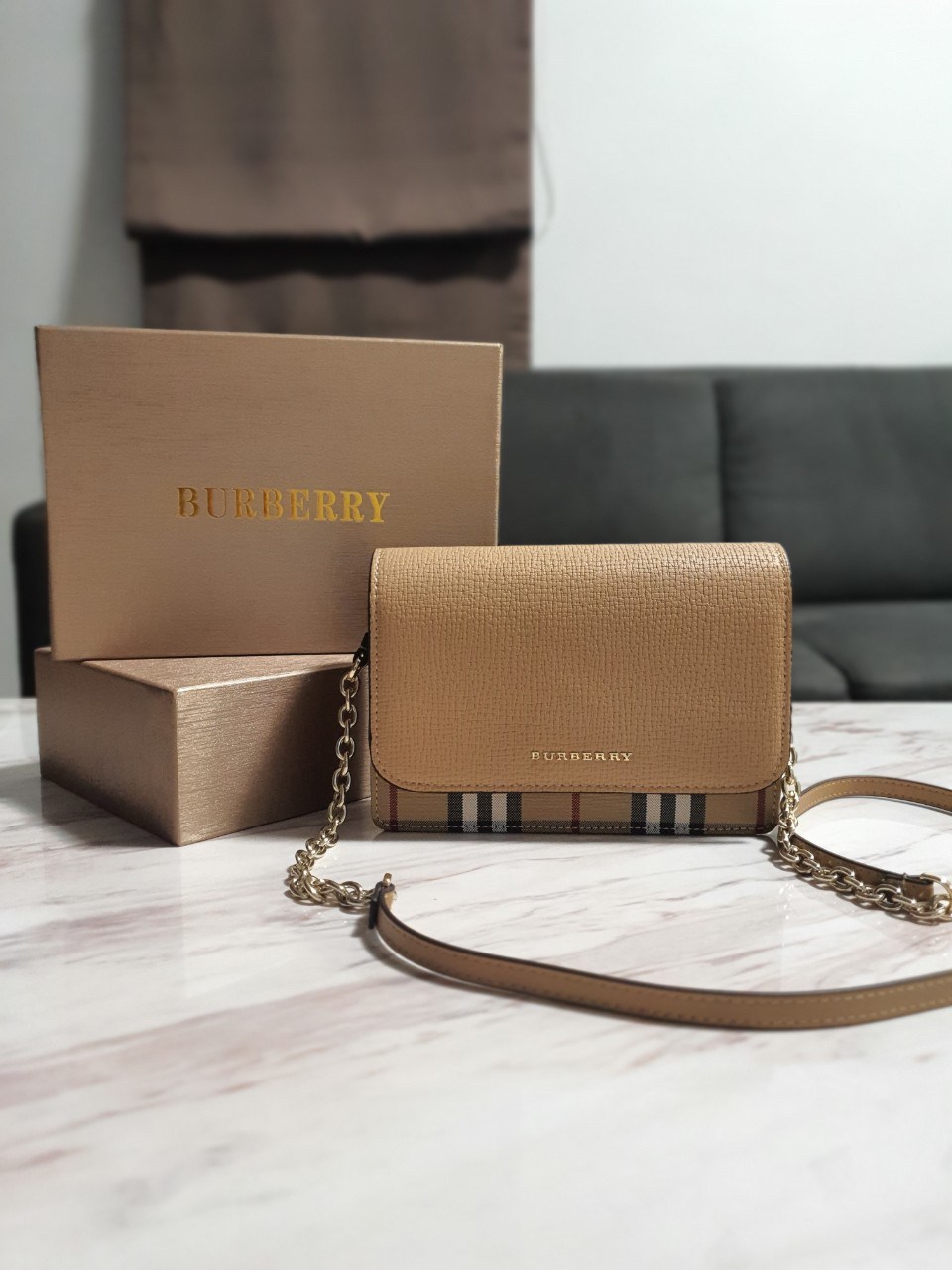 พรีเมี่ยมกิ๊ฟแท้ 100% 】BURBERRY CROSSBODY BAG กระเป๋าสะพายพรีเมี่ยมกิ๊ฟรุ่นใหม่ล่าสุด Limited จาก BURBERRY Perfume DutyFree ตัวกระเป๋าอยู่ทรงสวย วัสดุทำจากหนังสลับผ้าลายแบรนด์