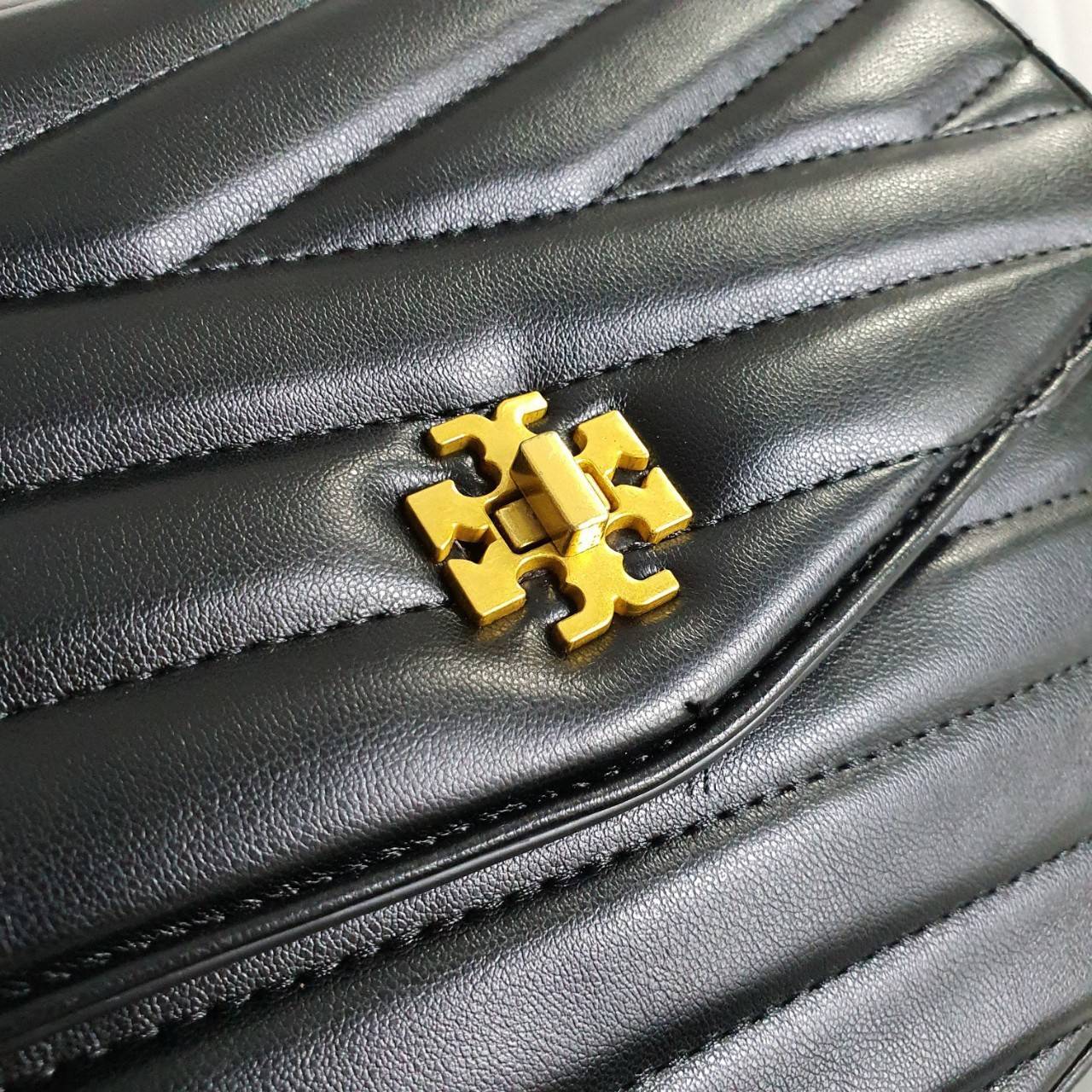 Tory Burch Kira chevron Qulited Bag กระเป๋าสะพายทรงสวย ใบขนาดเล็กกำลังดี วัสดุหนังสังเคราะห์ นิ่มมือมากกก **อะไหล่ทองวินเทจ ประดับโลโก้แบรนด์เป็นตัวล็อคด้านหน้า ด้านในบุผ้ากำมะหยี่สีแดง แบ่งช่องเป็นสักส่วน พร้อมช่องซิปกลาง สามารถใส่กระเป๋าสตางค์ใบกลาง มือ