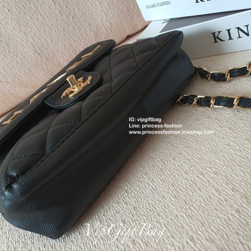 CHANEL VIP GIFT SHOULDER BAG รุ่น LIMITED จากงาน VIP GIFT(GWP) ของแท้100% วัสดุหนังคาเวียร์เต็มใบ ด้านหน้าประดับโลโก้ทองสุดหรู เปิดปิดด้วยหมุดหมุน CC ด้านในมีซิปอีกชั้น อะไหล่ทองทั้งใบ ในใส่ของได้เยอะ มาพร้อมสายสะพายสายโซ่สลับหนังมีที่รองบ่าถนอมไหล่(ถอดไม