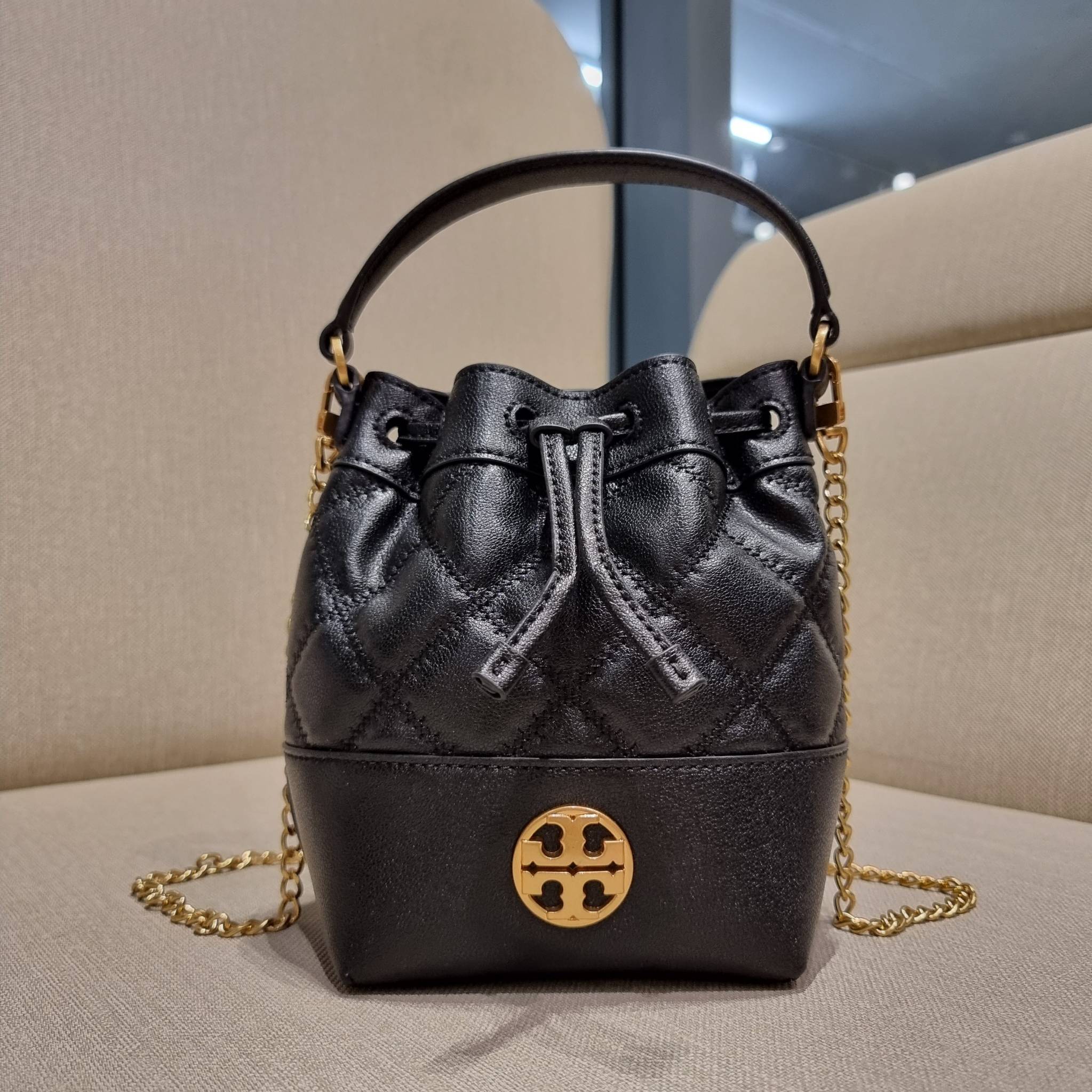 TORY BURCH WILLA MINI BUCKET BAG NEW ARRIVAL สุดปัง กระเป๋าสะพายทรงบัคเก็ต สวยผู้ดี โดดเด่นด้วยโลโก้สีทองดูหรู อัพลุคผู้ดี๊ผู้ดี วัสดุหนังแท้ ดีไซน์บุนวม เส้นคมดีเทลหรู เปิด-ปิดหนังรูดปากกระเป๋า มีหูหิ้วในตัว คล้องแขนเก๋ๆ ภายในเป็นช่องโล่ง มีช่องย่อย ใส่ข
