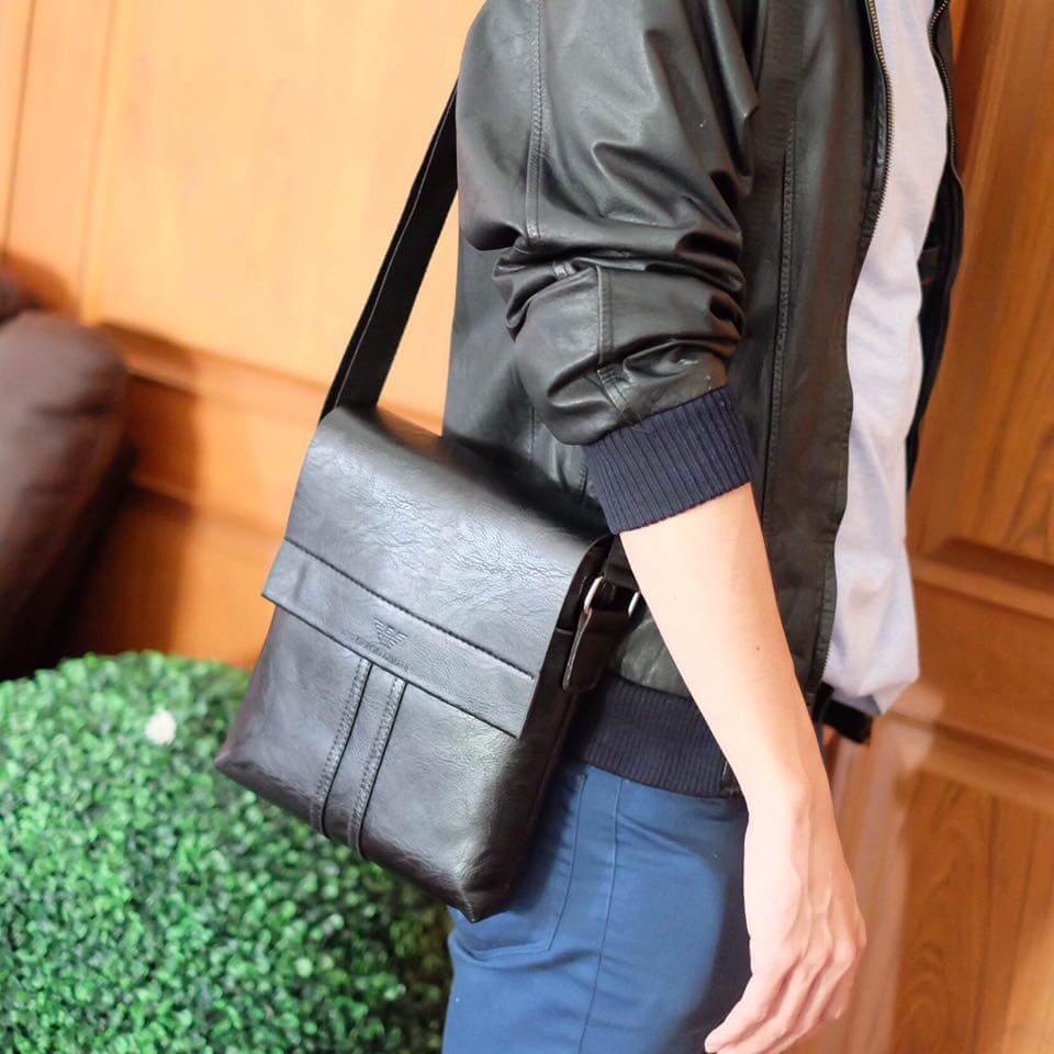 เอาใจหนุ่มๆบ้างค่า สำหรับ messenger bag หนังดี มากๆเลยน้า ลายหนังชัดสวย ใบนี้จากแบรนด์ ดัง Giorgio Armani ตัวกระเป๋าขนาดกำลังดีเลยคะ สีดำ คลาสสิค มีช่องแบ่งเก็บของหลายช่องเป็นสัดส่วนมากๆคะ น้ำหนักเบา จุของคุ้ม สายยาว ปรับได้ free size สามารถสะพาย cross bo