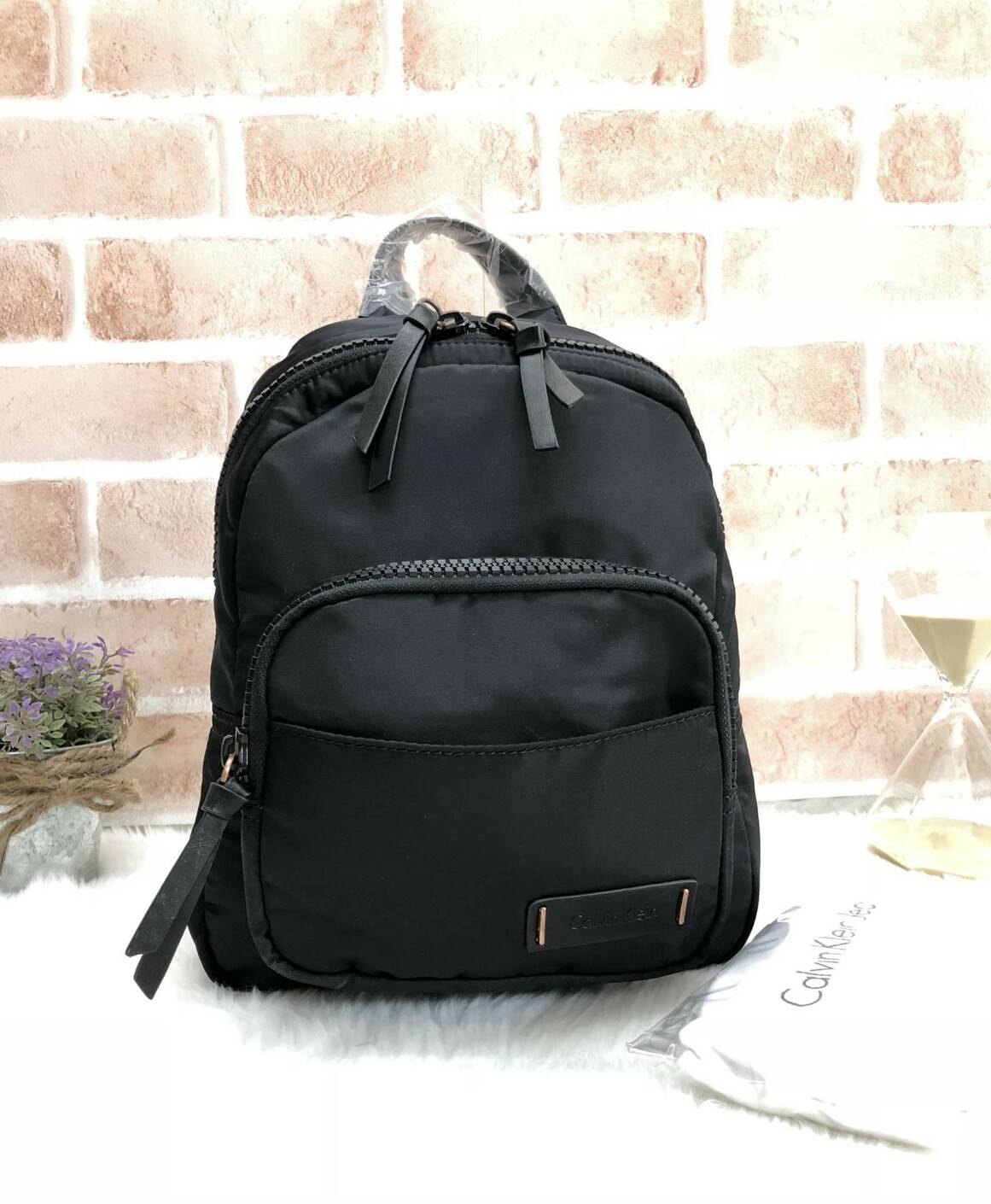 Calvin Klein Nylon Mini Backpack - New arrival !!! กระเป๋าสะพายหลัง วัสดุ nylon คุณภาพดี เนื้อผ้าลื่นแวว - ด้านหน้าติดโลโก้แบรนด์ มีช่องใส่ของจุกจิก 2 ช่อง - เปิดปิดกระเป๋าด้วยซิปคู่ ที่จับเป็นหนัง ช่องหลักภายใน โล่งกว้าง จุได้เยอะค่ะ
