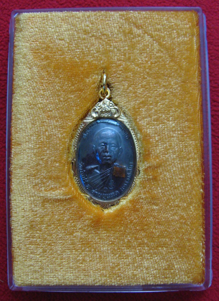 สินค้าหมดค่ะ เหรียญย้อนยุคเทพวิทยาคม ปี 2517 หลวงพ่อคูณ วัดบ้านไร่ ติดจีวรเลี่ยมทองไมครอนค่ะ