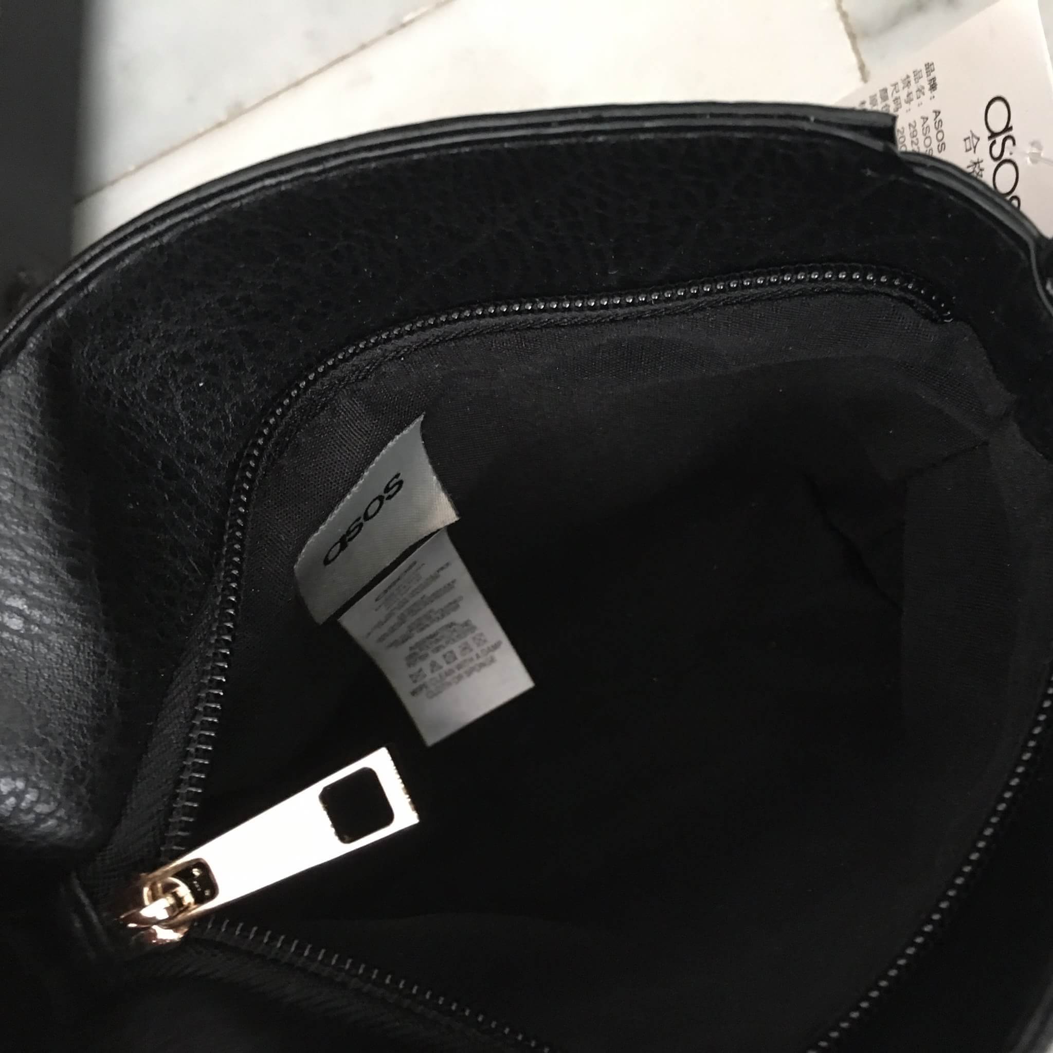 สินค้ามาใหม่ค่า😊 ทรงสุดฮิตจากแบรนด์ asos กระเป๋า ทรงสวย ตัวกระเป๋าลายหนังสวยมาก สีดำสุดหรู ดีไซน์เกร๋ #จุดเด่นที่ น้ำหนักเบา สามารถ สะพายไหล่ข้างลำตัว หรือ พาดลำตัวได้เลยคะ จุของคุ้ม มีใบเดียวจบ #น่ารักมากใบนี้