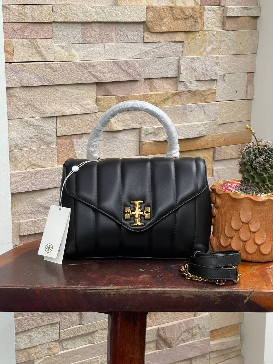 OUTLET 】Tory Burch Kira Top Handle Satchel มี2ขนาด Small/Medium กระเป๋าทรงใหม่ล่าสุดจากรุ่นคิร่า (Kira) มาในเทคนิคตัดเย็บควิลท์แนวขนาน ใช้วัสดุหนังเงานุ่ม สะท้อนแรงบันดาลใจแบบนิวยอร์กจากเบาะหนังในรถคลาสสิค Hardwareสีทองสวยหรู และจุดเด่นอีกรุ่นคิร่าคือความ