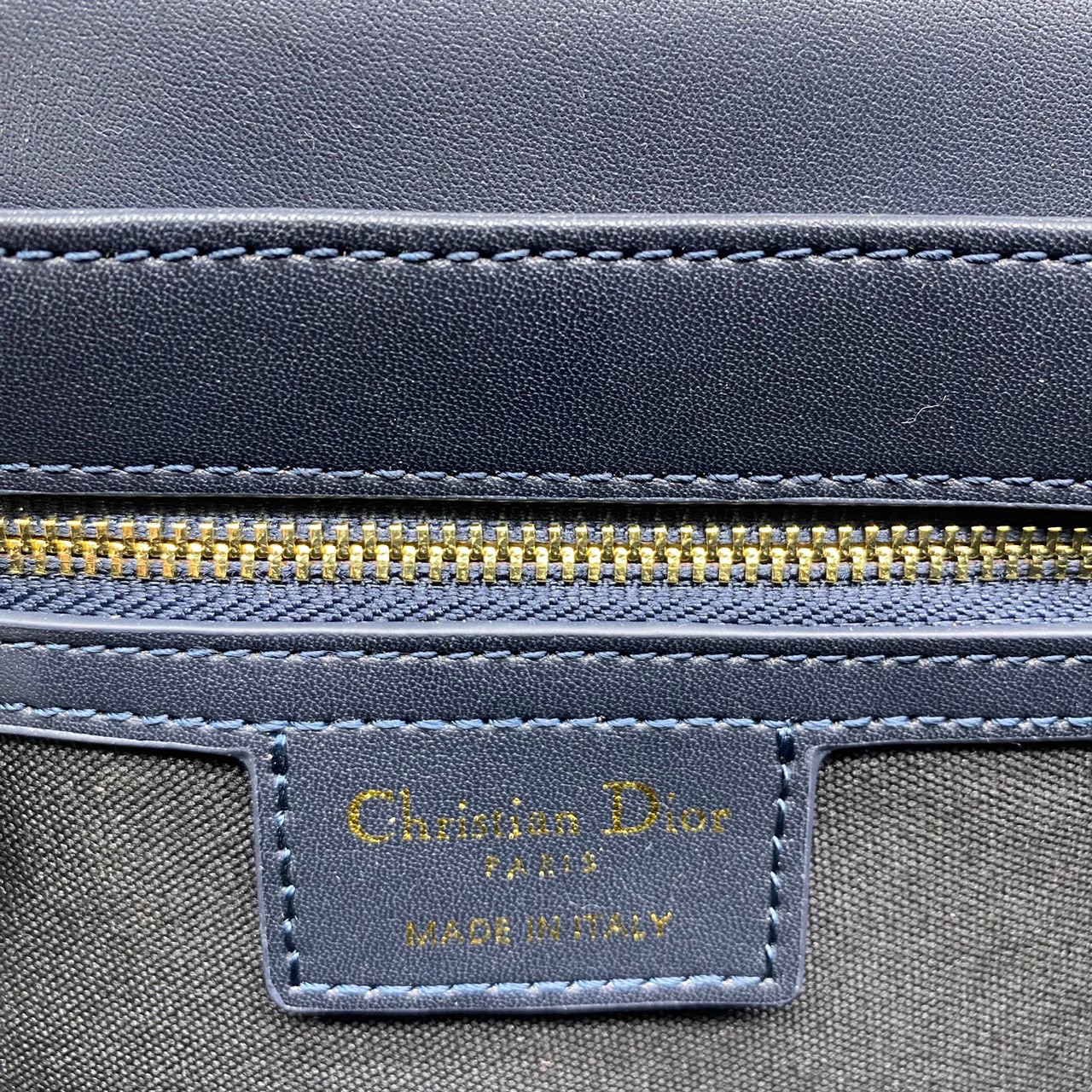 DIOR CD Signature Bag with Strap / CD OVAL CAMERA BAG / Dior Camera Bag ดีไซส์ใหม่ล่าสุด บ่งบอกถึงความหรู แต่ใช้งานได้โอกาส ใช้ได้ทั้งชายหญิง กระเป๋าสะพายทรงกล้อง ขนาดกะทัดรัด ไซส์สะพายคล่องตัว สีผู้ดีมากๆ