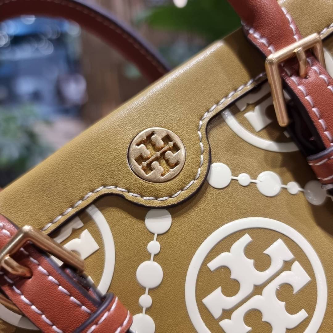 TORY BURCH T MONOGRAM EMBOSSED MINI TOTE สุดหรูกับกระเป๋าสะพายทรงโท้ท ไซส์มินิ ที่สร้างความหรูหราให้ตัวกระเป๋าด้วยดีเทลลายนูน แต่งแต้มลวดลายเอกลักษณ์ สีลูกคุณมากๆ!! วัสดุหนังแท้ ผิวสัมผัสดี ปากกระเป๋ามีแถบแม่เหล็กกันของหล่นได้ ภายในโล่ง ใส่ของจำเป็นได้ โท