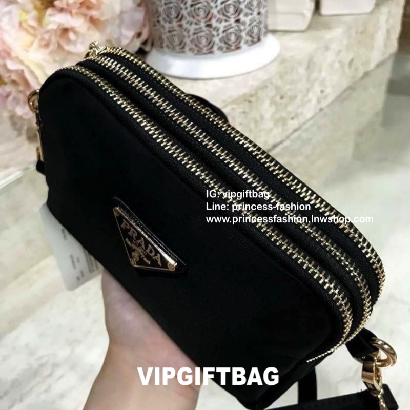 PRADA CROSSBODY BAG WITH ZIP GIFT WITH PURCHASE (GWP) กระเป๋าสะพายพรีเมี่ยมกิ้ฟ Limited Edition จากเคาน์เตอร์แบรนด์ดีไซน์เรียบหรูดูดี วัสดุ Nylon & Polyester 100% เนื้อหนาคุณภาพดีตามแบบฉบับของแบรนด์ ด้านหน้าประดับโลโก้มีช่องแบ่ง3ช่องเป็นสัดส่วนเปิดปิดด้วย