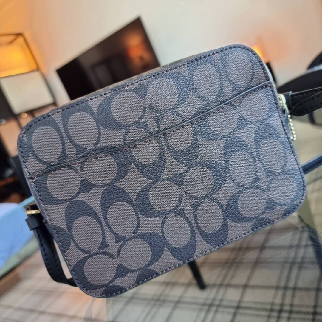 COACH 91677 MINI CAMERA BAG IN SIGNATURE CANVAS ขายดีที่สุด!! กระเป๋าสะพายข้างไซส์มินิ คลาสสิคอยู่ทรง อะไหล่ทองตัดดูหรู วัสดุหนังแคนวาสเคลือบลาย เปิด-ปิดด้วยซิป สายสะพายปรับได้ตามตัว ใบนี้แมทช์ได้ทุกลุค ใช้เป็น everyday bag ได้สบายๆเลยจ้า
