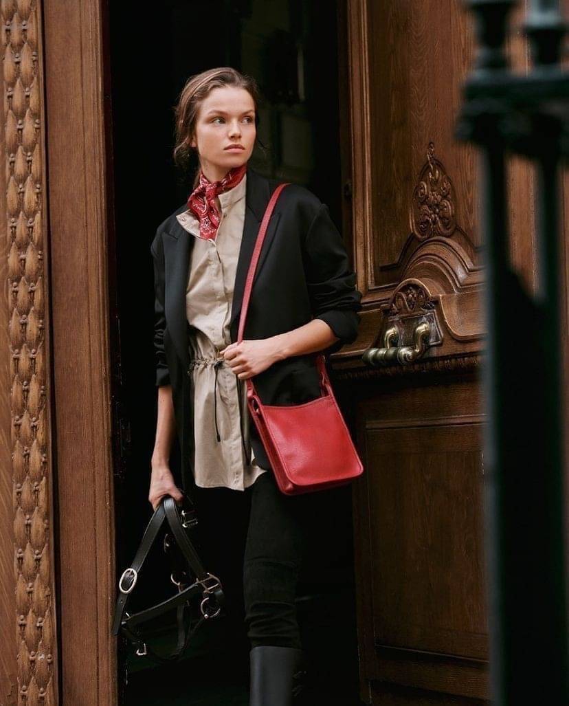 LONGCHAMP LE FOULONNÉ CROSSBODY BAG กระเป๋าสะพายที่เรียบง่ายและดูดี การออกแบบที่คล่องตัวของรุ่นนี้เหมาะอย่างยิ่งสำหรับผู้หญิงที่มีบุคลิกที่ต้องการกระเป๋าสไตล์แบบเรียบง่าย