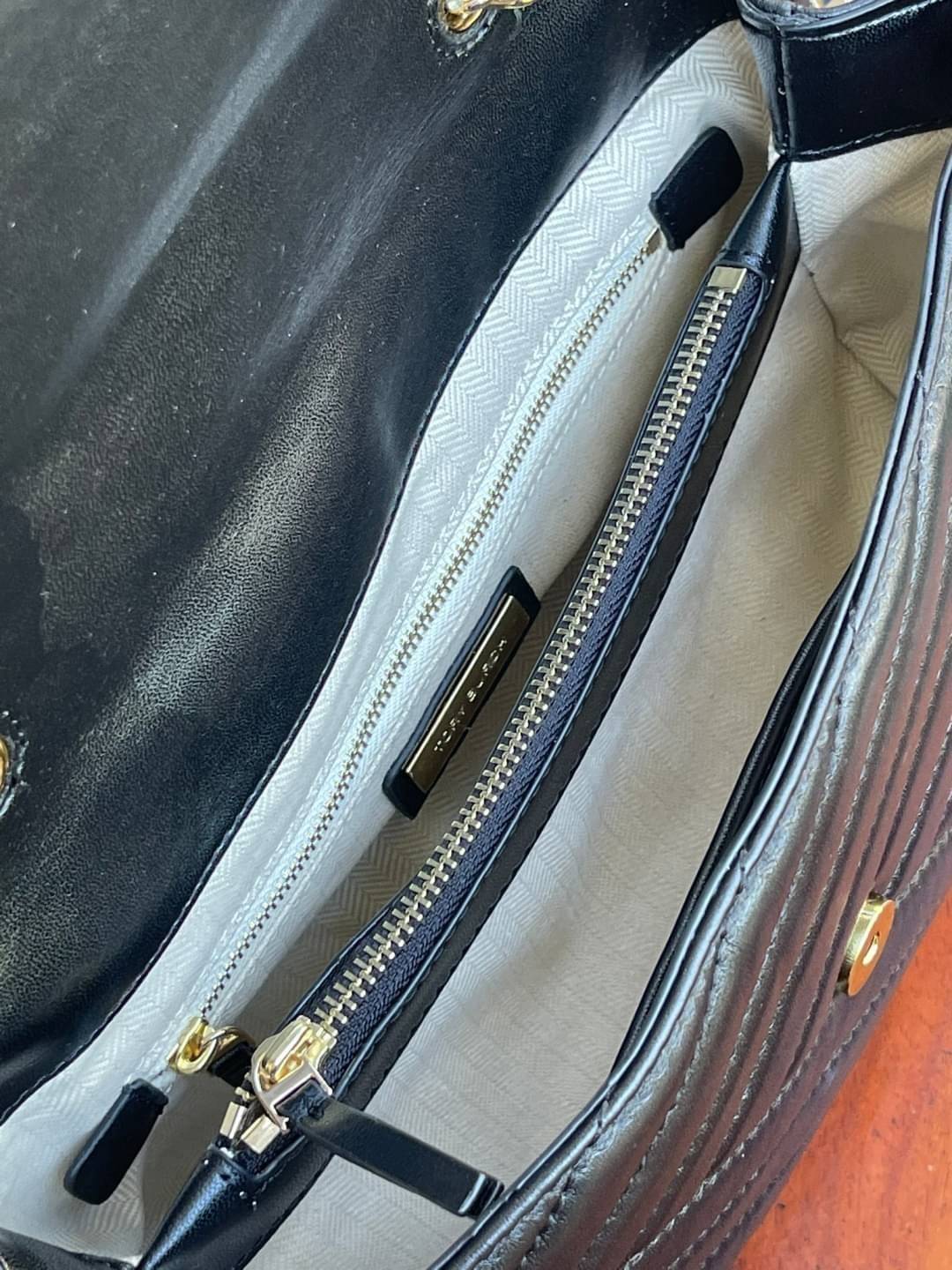 Large : Tory Burch Kira Chevron Quilted Convertible Leather Crossbody Bag เป็นกระเป๋าที่ใช้ในการออกงานสำคัญหรือวันที่มีปาร์ตี้สังสรรค์ คุณควรเลือกใช้กระเป๋าที่มีดีไซน์สะดุดตา เพราะจะช่วยยกระดับและเพิ่มเสน่ห์ให้กับตัวคุณเองมากยิ่งขึ้น หากเป็นงานทางการ เช่น