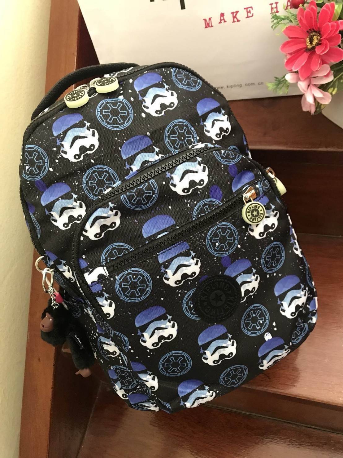 Kipling Seoul Go Star Wars Small Printed Backpack Limited edition กระเป๋าเป้ Collection Star wars สกรีนลาย star wars ทั้งภายนอก และภายใน ด้านหน้า มีช่องซิปด้านข้างมีช่องเล็กซ้ายขวา ภายในกว้างจุได้เยอะ แบ่งช่องเป็นสัดส่วน มาพร้อมพวงกุญแจลิง มบนี้จะใช้ไปเรี