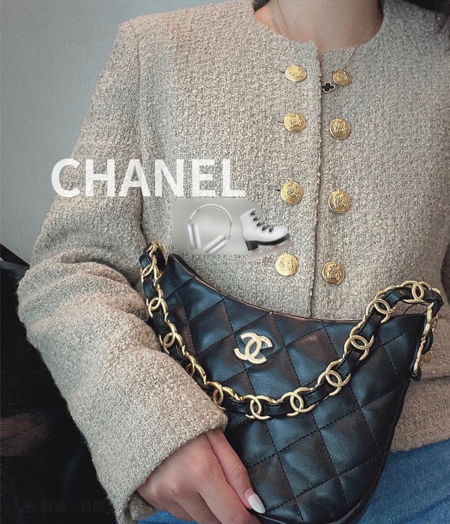 Chanel Hobo Handbag รุ่นใหม่ล่าสุด ทรงที่สาวๆรอคอย CHANEL LEATHER BAG ทรงสวยเรียบหรู เนื้อหนาดีมาก อะไหล่ทองวินเทจ ประดับโลโก้แบรนด์สุดหรู