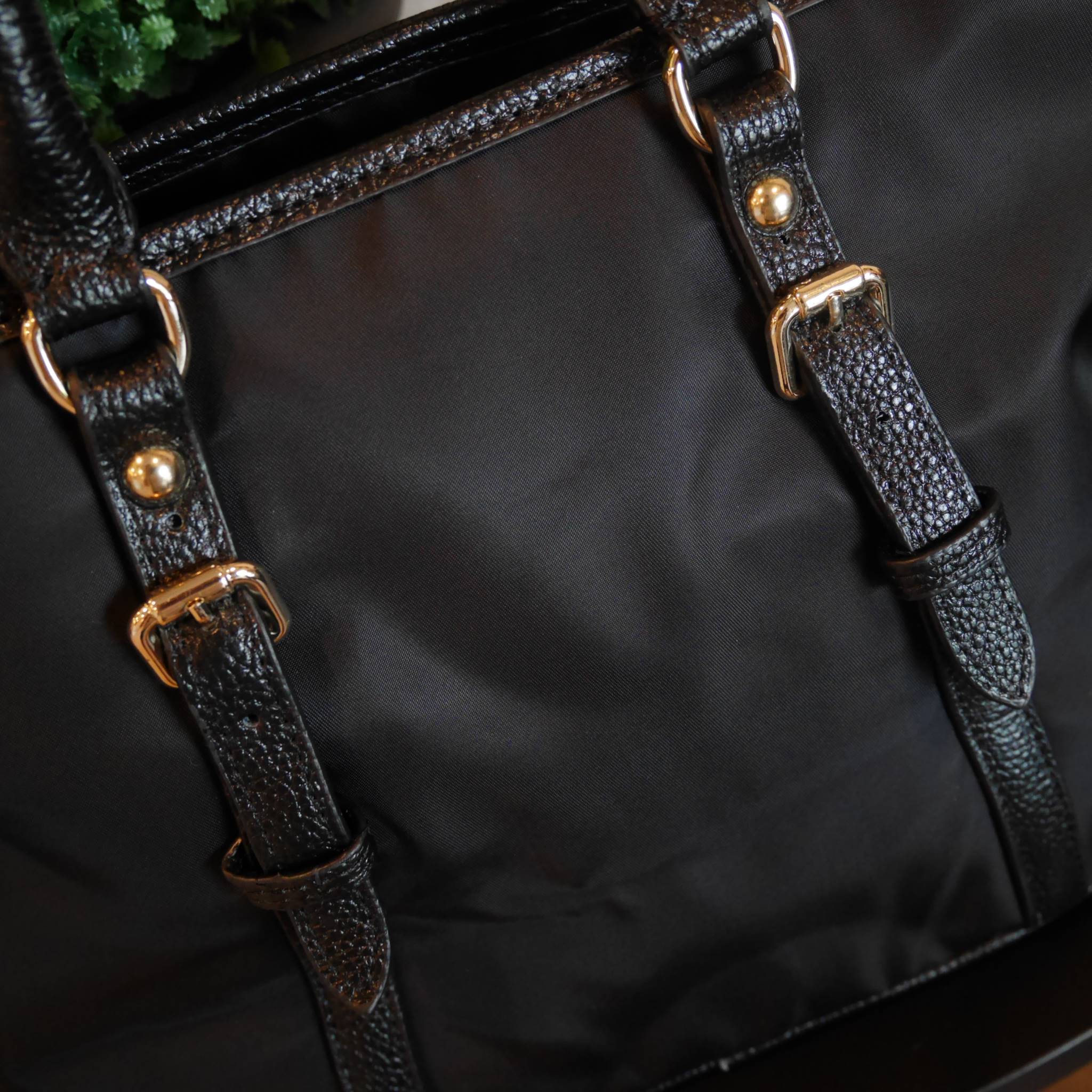 สาวๆที่มองหา กระเป๋าสะพายสวยเก๋ *ที่ใช้ได้สองทรง ทางร้าน ขอแนะนำค้า งานพรีเมี่ยมกิ้ฟ จากเคาเตอร์ต่างประเทศค่ะ รุ่น Limited edition ค่า กระเป๋าสะพาย จากแบรนด์ PRADA เป็น กระเป๋าผ้าไนล่อน สลับหนัง สะพายไหล่ได้ สามารถปรับระดับที่สายสะพายไหล่ได้ และสามารถปรับ