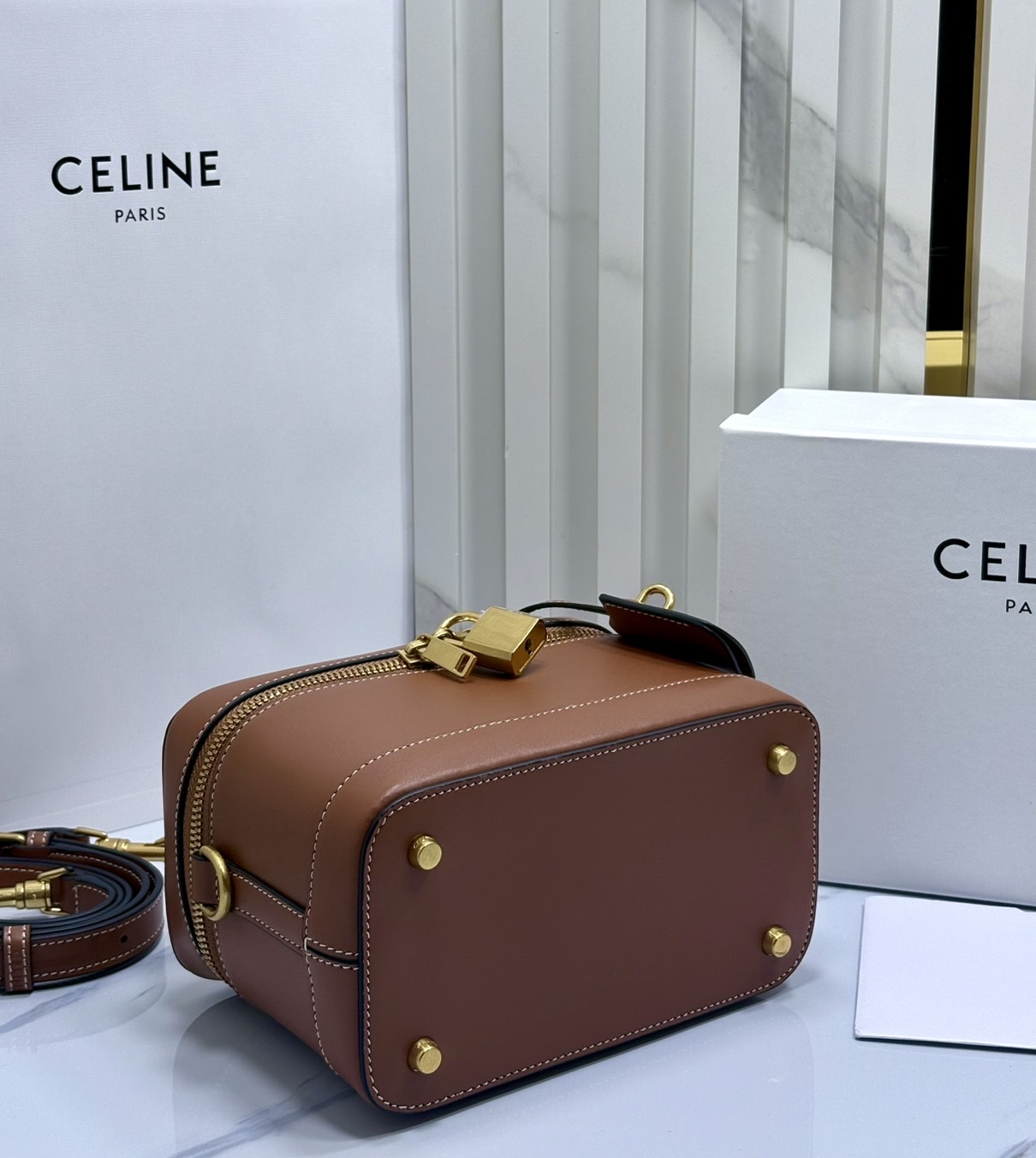 ORI หนังแท้ | CELINE VANITY BAG พลาดไม่ได้เลยกับคอลสุดคิ้ว กับกระเป๋าถือ/สะพายได้ทรงกล่อง ใช้สะพายได้ทุกวันอย่างคล่องตัวดีไซน์ใหม่สวยลาสสิค