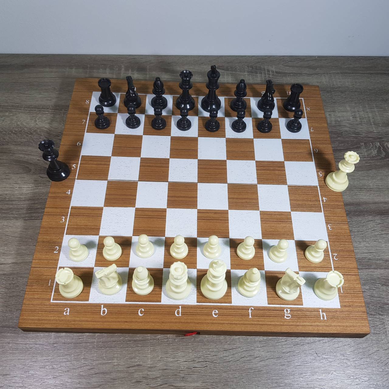 ชุุดหมากรุกสากลช่องสีขาวกระดานไม้พร้อมตัวหมากรุกสากลเรซิ่นมีน้ำหนัก