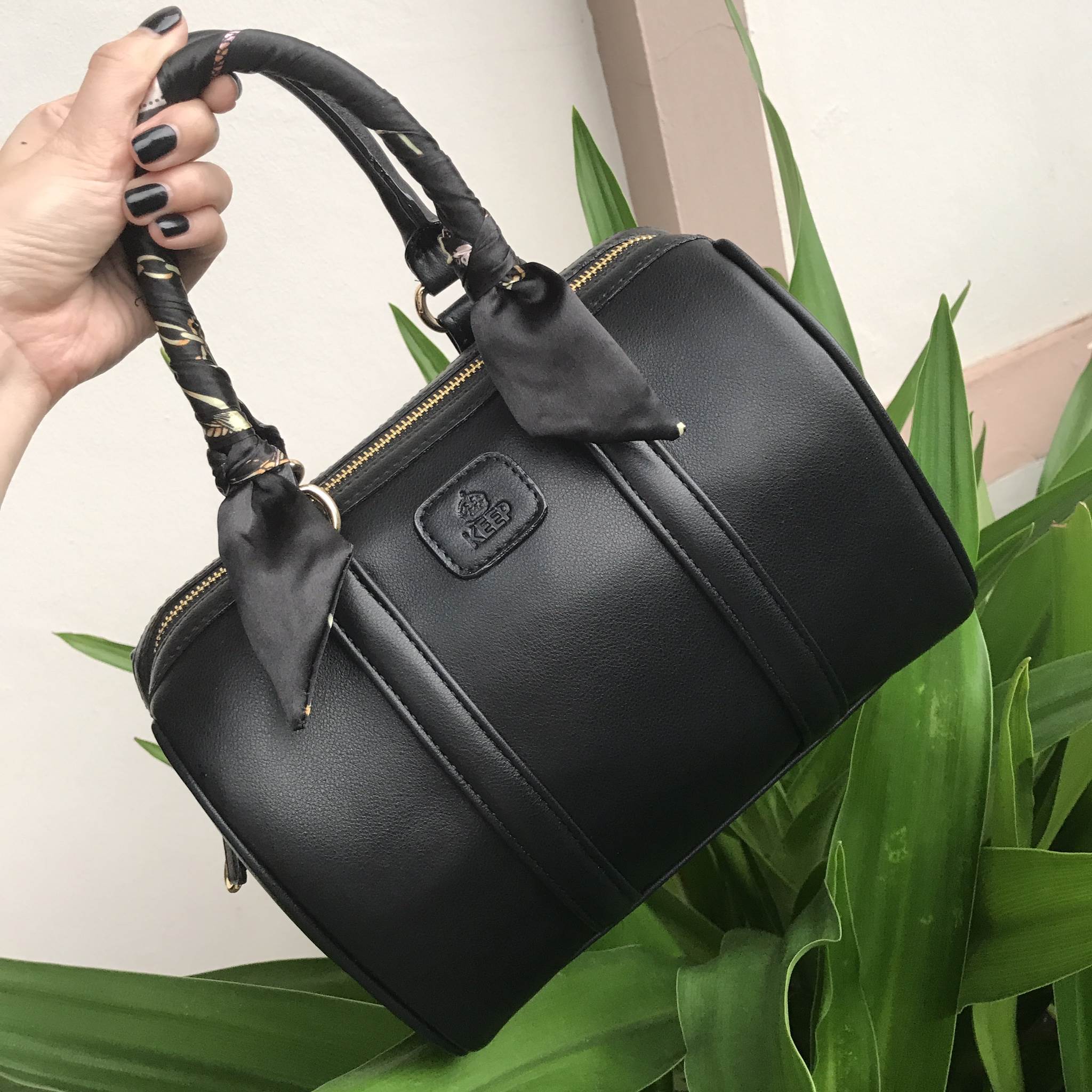 รุ่นขายดี สีใหม่ สวยหรู เวอร์วังมากคะ มาพร้อม ผ้าพันกระเป๋าเข้า set 😘🙏🏻 👜ดีเทลกระเป๋า 🌵สินค้าขายดี ขนาด มินิ สวยมากคะ >> รุ่น KEEP leather Pillow bag สวย น่ารัก ขนาดตอบทุกโจทย์การใช้งาน เห็นแล้ว **หลงรักเลยคะ 