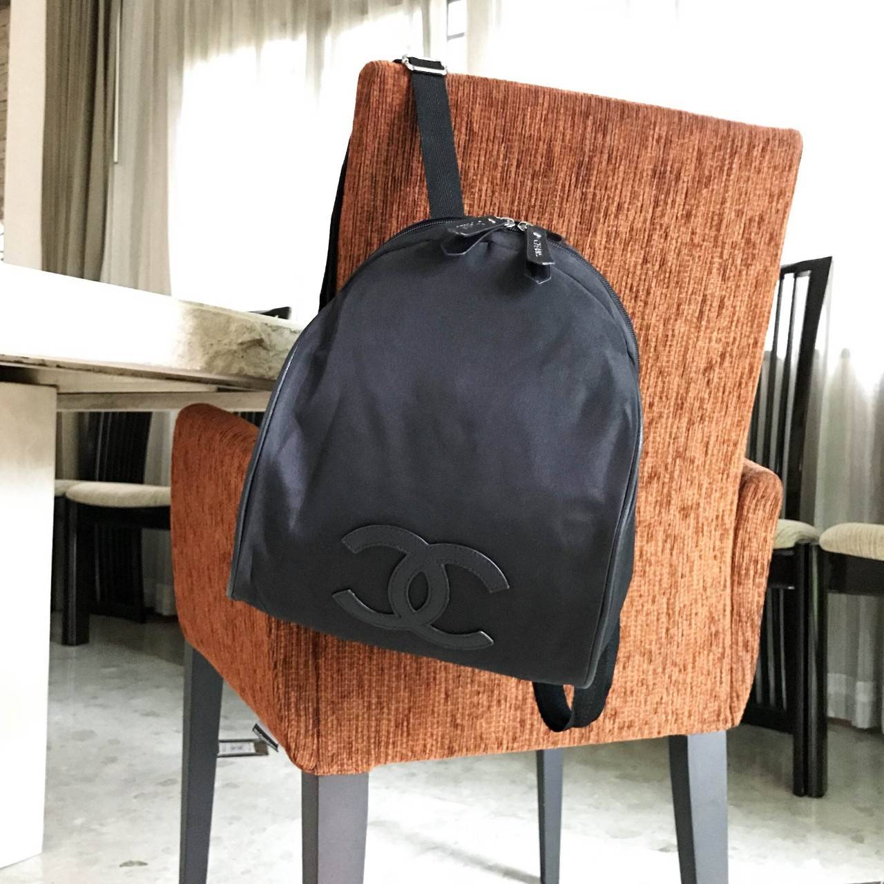 Chanel VIP Gift Backpack (พร้อมส่งโลโก้ขาว) สินค้าเป็นของแท้ ใหม่จากเค้าเตอร์เครื่องสำอาง/น้ำหอมแบรนด์ กระเป๋าเป้ของแท้จาก Chanel VIP Gift Bag วัสดุไนล่อน หัวซิปทำจากหนังปั้มชื่อแบรนด์ ด้านในเป็นช่องกว้าง และมีช่องซิปเล็ก ตัวสายสะพายด้านหลังเลื่อนปรับได้ค