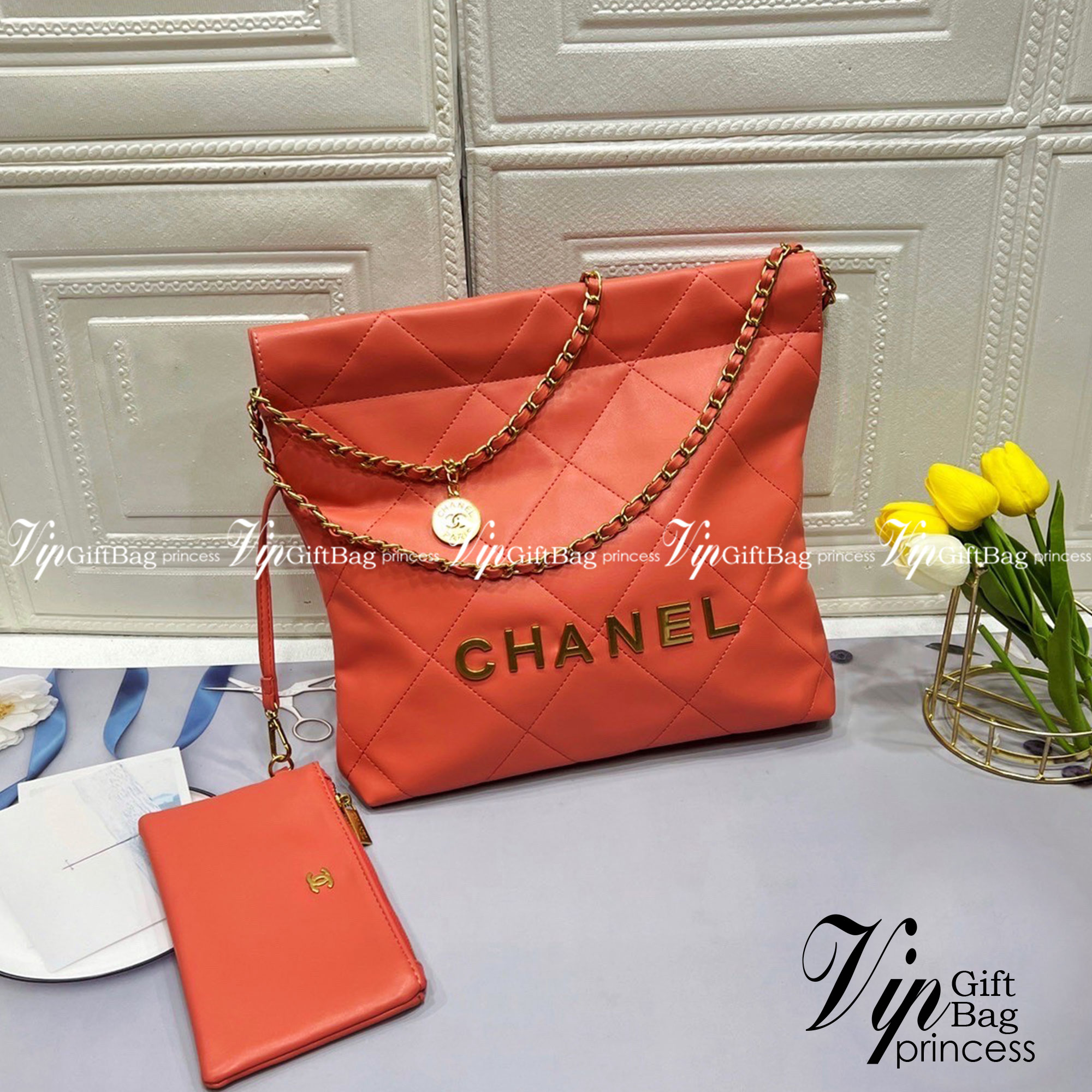 Chanel ss22 Logo CC shopping tote / Chanel 22 handbag 12" มาแรงที่สุดในตอนนี้ก็คือรุ่นนี้เลย ใช้งานง่ายรุ่นนี้สามารถใช้ได้ทั้งผู้หญิงและผู้ชายน้า เกินต้านที่สุดกับไอเท็มนี้ ที่สาวๆหรือใครๆก็ต้องมีแล้ว!! แค่เห็นก็หลงรัก กระเป๋าทรงสวย ดีเทลเรียบแต่มีคว