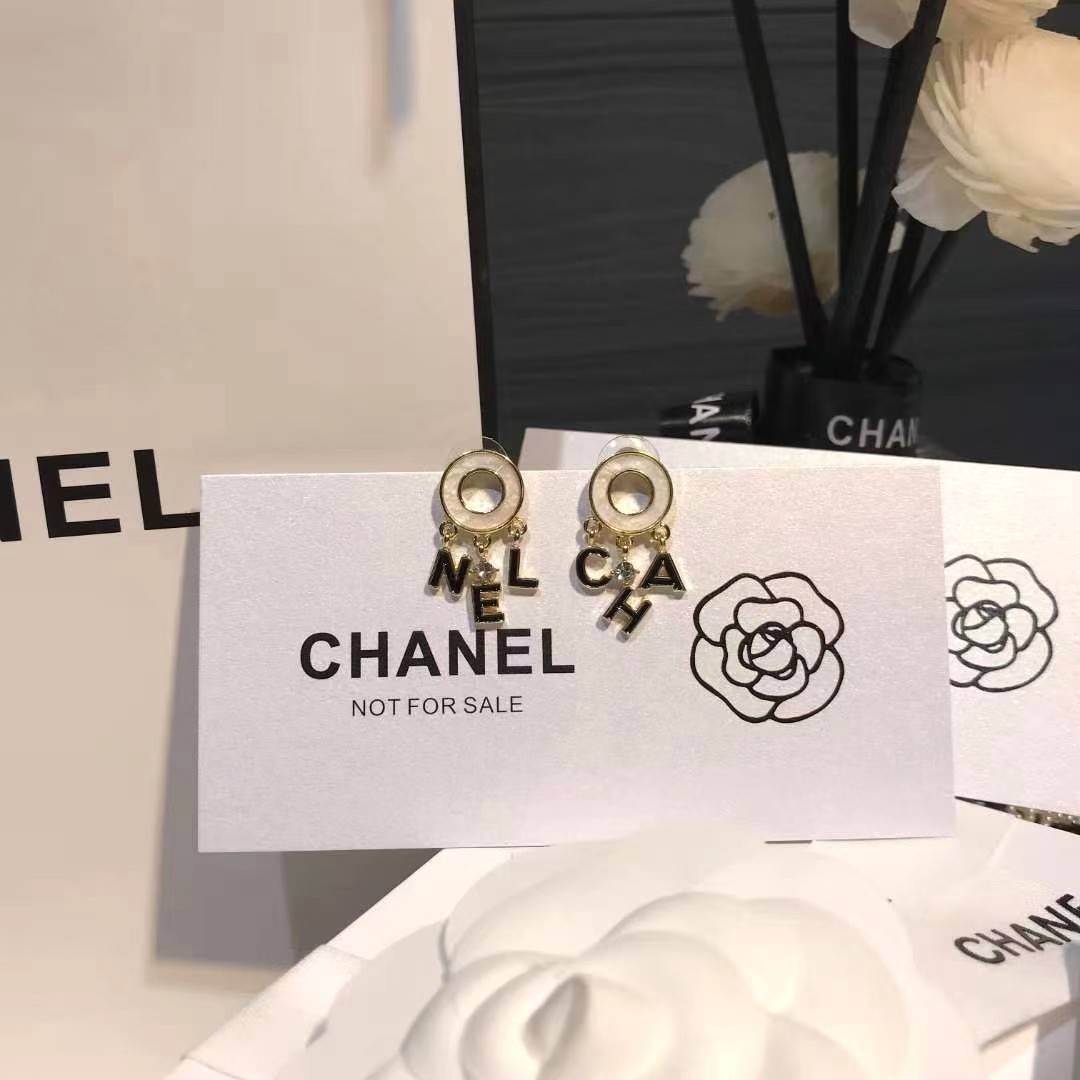 แพ็คสุดคุ้ม! CHANEL 7Days EARRING VIP ชุดกิ๊ฟเซทสุดเลอค่า ไอเท็มหายากชวนสะสมมาเป็นชุดให้ถึง7แบบ7สไตล์สลับใช้ ดีไซน์สวยเลอค่าสุดคลาสสิค จองด่วนไอเท็มแบบนี้นานๆจะหลุดมาให้ช้อป จะซื้อใช้เองหรือมอบเป็นของขวัญก็เลิศหรูดูดีมาใน Original Package มีกล่อง ริบบิ้น 
