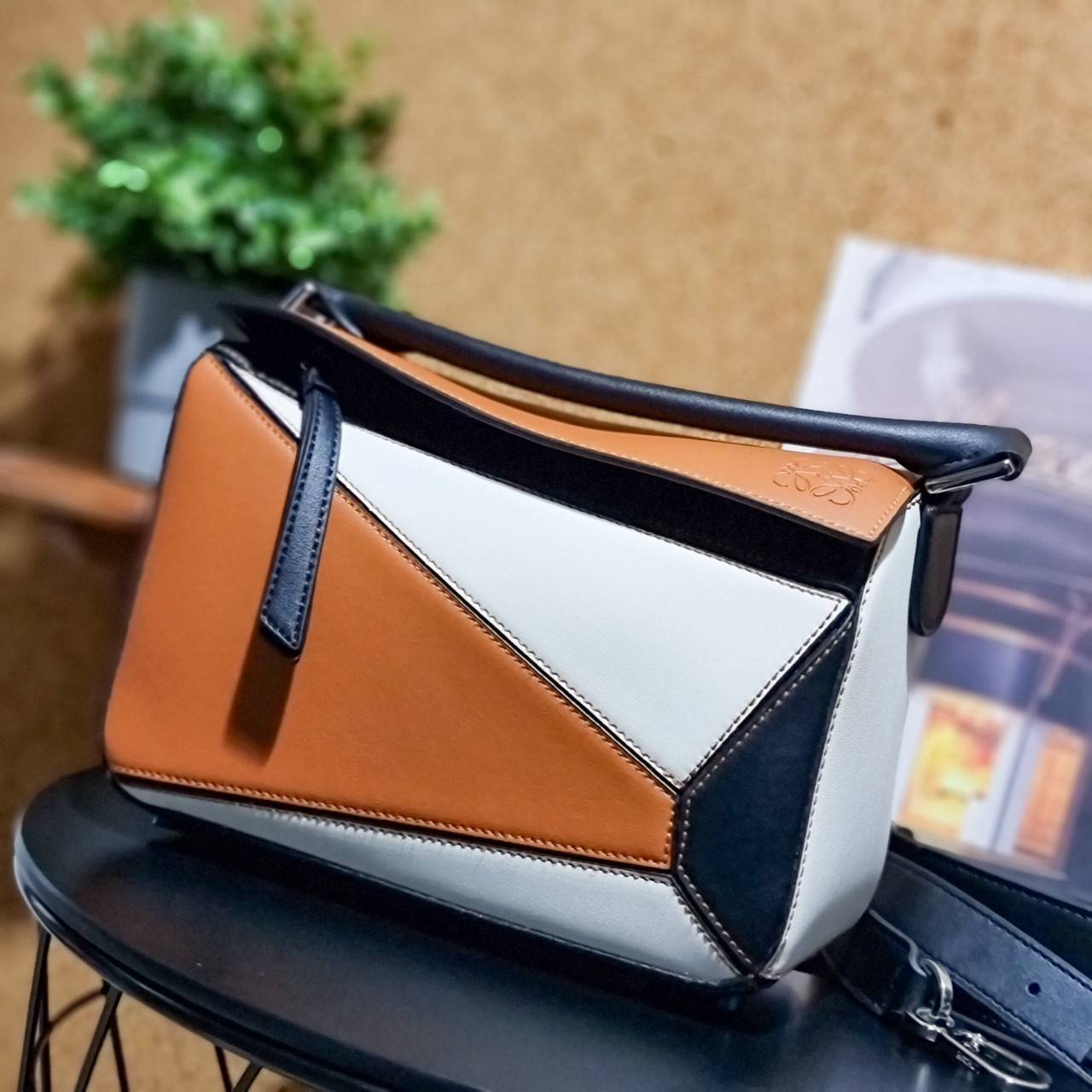 พรีเมี่ยมกิ๊ฟแท้ 100% 】LOEWE PUZZLE BAG IN CLASSIC เป็นอีกแบรนด์ที่ดีไซน์เป็นเอกลักษณ์ โดดเด่น สวยหรูทุกรุ่น!! กระเป๋าสะพายข้างทรงกล่อง สไตล์พัซเซิล ให้ฟีลลิ่งเหมือนตัวต่อคละสี ดูดีได้ทุกที่แค่มีใบนี้