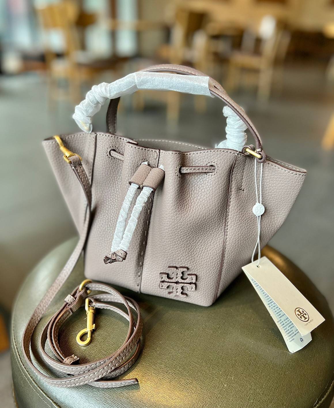 TORY BURCH MCGRAW DRAGONFLY MINI SATCHEL ((90474)) พร้อมส่งที่ไทย แนะนำต้องมีติดตัว สวยมากๆ! กระเป๋าหิ้วหรือสะพายข้างได้ หนังแกะนิ่มสวย อย่างดีเลยค่ะ ดีเทลด้านหน้าแบบหูรูด ปากกระเป๋าเปิดปิดแบบกระดุมแปลก ภายในโล่งกว้าง ใส่ของได้ครบครันหายห่วงค่ะ; มีช่องให้