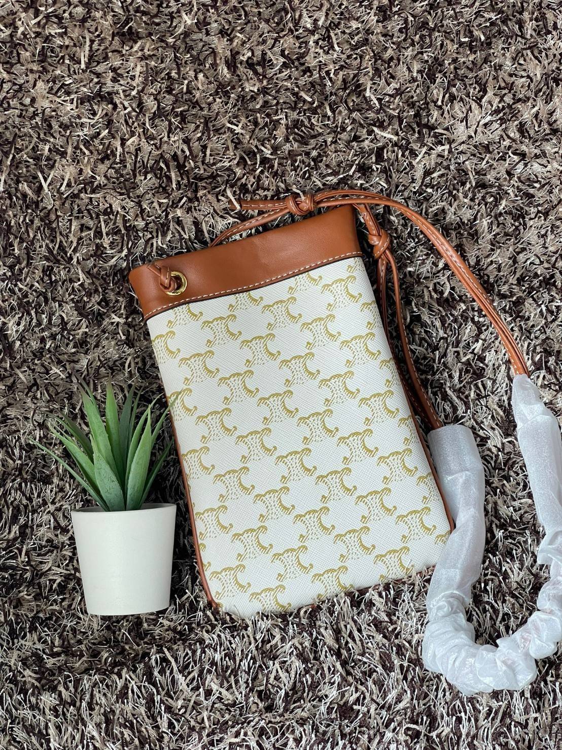 Celine Triomphe Pouch Crossbody Bag / Celine Phone Bag ในวันที่ต้องการความคล่องตัว เราสามารถหยิบกระเป๋าใส่โทรศัพท์ประเภทนี้เพื่อใส่เพียงแค่โทรศัพท์ เงิน และของสำคัญชิ้นเล็ก ๆ ได้เลย โดยไม่ต้องพกกระเป๋าใบใหญ่ ๆ ไปให้เกะกะ แถมยังดูเป็นแฟชั่นที่ทันสมัยอีกด้ว