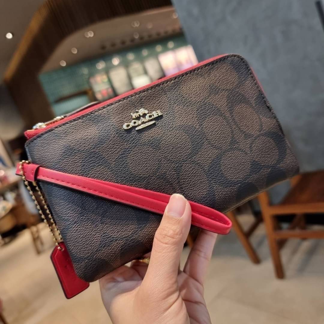 COACH F87591 DOUBLE CORNER ZIP WALLET IN SIGNATURE COATED CANVAS คล้องมือรุ่น 2 ซิป!! มาแล้วจ้า 🌟🤗 ไซส์นี้คือเหมาะมือจริงๆ พกง่ายเช่นเคย ไม่ต้องกังวลว่าจะเกะกะหรือกินพื้นที่กระเป๋าหลัก วัสดุหนังแคนวาสเคลือบลาย มีช่องหลักแยก 2 ช่อง ภายในบุผ