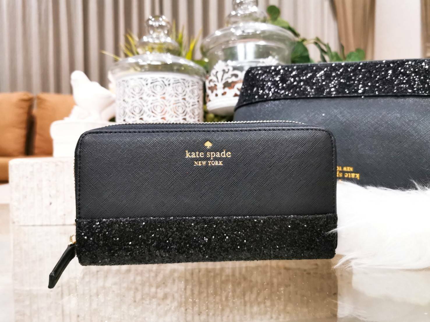 KATE SPADE NEW YORK GLITTER LONG WALLET กระเป๋าสตางค์ใบยาวรุ่นใหม่ล่าสุดจาก KATE SPADE FACTORY หนัง SAFFIANO ตัด Gitter วิ้งๆสวยหรูอยู่ทรงตามคอนเซปคอลเลคชั่นใหม่ เปิดปิดด้วยซิปรอบด้านหน้ามีโลโก้สวยเรียบหรูภายในมีโลโก้ ช่องซิปกลาง ช่องใส่บัตรหลายช่อง สามาร