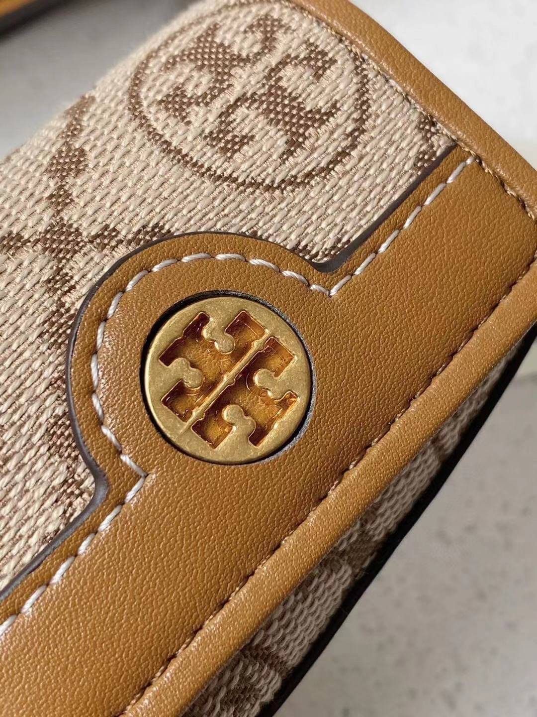 TORY BURCH T Monogram Jacquard AirPods Case พร้อมส่ง
