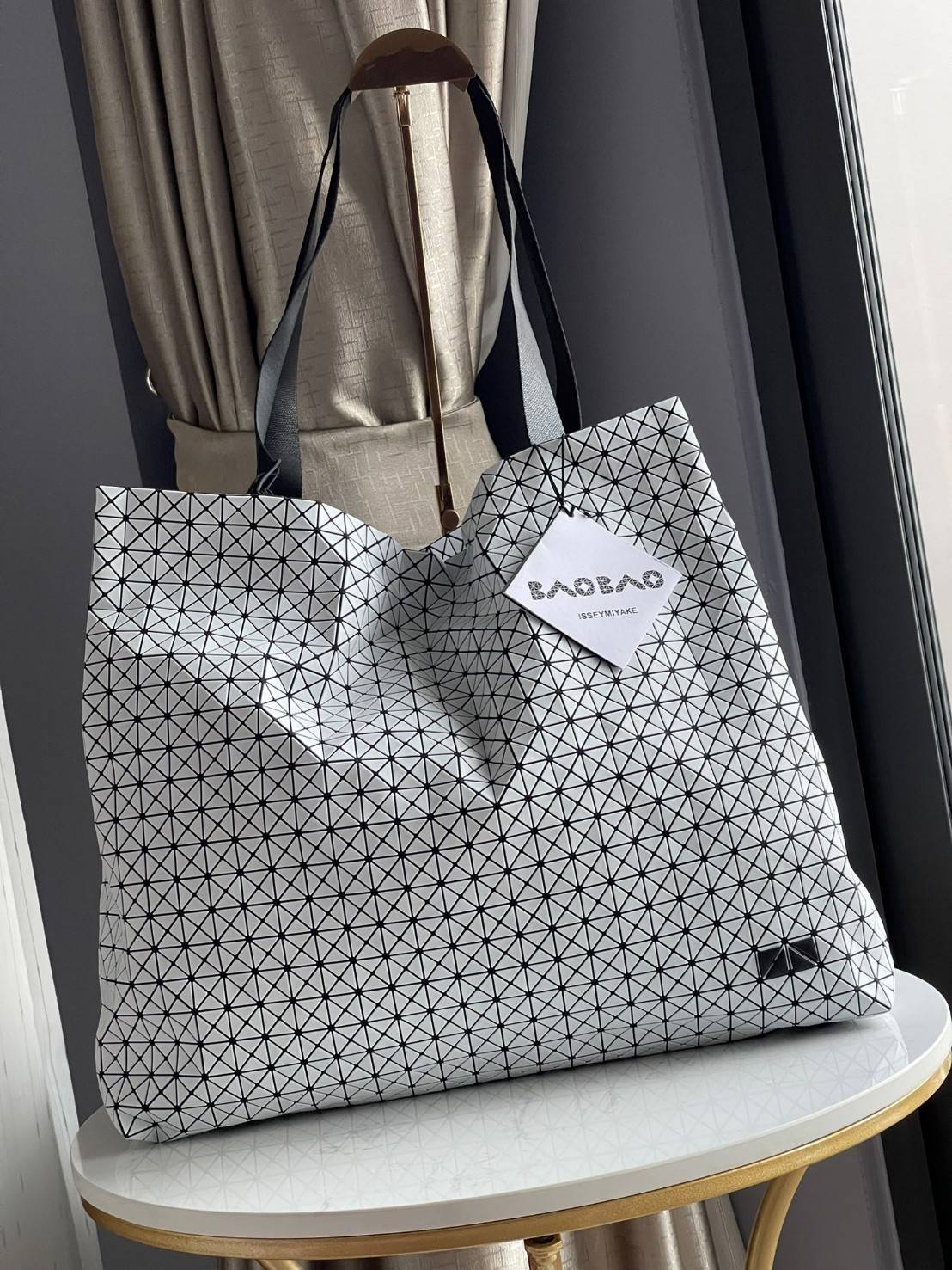 ORI 🥂 Baobao Issey Miyake Cart geometric tote bag / Miyake Cart Tote Bag รูปทรงที่สร้างขึ้นโดยบังเอิญ' เสื้อผ้าที่มีโครงสร้างและได้รับการออกแบบทางวิศวกรรมอันเป็นเอกลักษณ์ของแบรนด์ ส่งต่อไปยังเครื่องประดับที่น่าประทับใจและไร้กาลเวลาเหล่านี้ กร