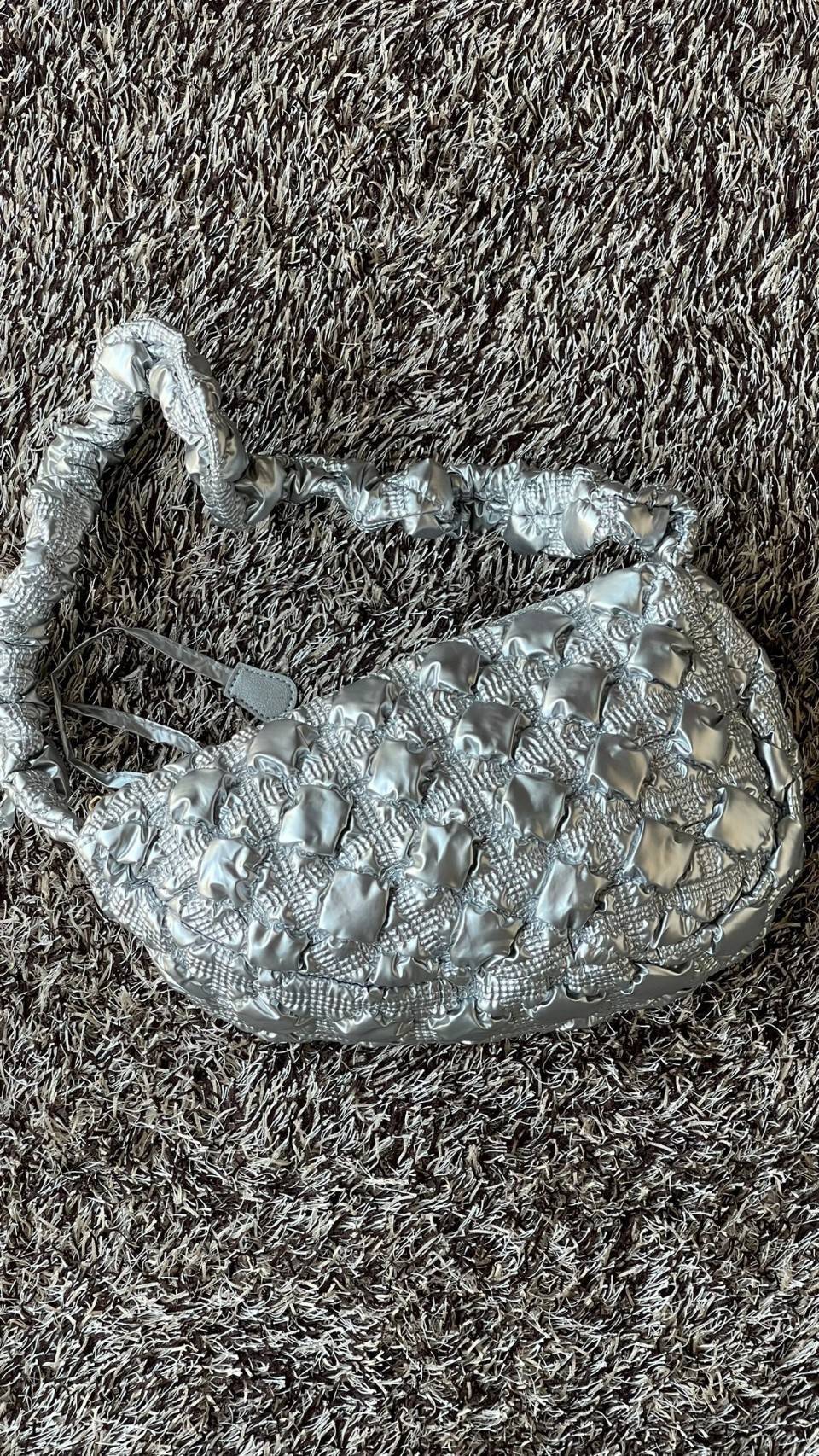 Cozy Shoulder Bag / Carlyn Bag 2022 สายแฟชั่นเกาหลีห้ามพลาด‼️ เป็นกระเป๋าที่กำลังได้รับความนิยมอย่างมากในเวลานี้ ถูกออกแบบมาให้มีลักษณะนุ่มนิ่มไม่ต่างจากพัฟเฟิลโค้ตหรือผ้านวม เลือกหยิบมาใช้ แมตช์เข้ากับคอสตูมได้ในแต่ละวัน