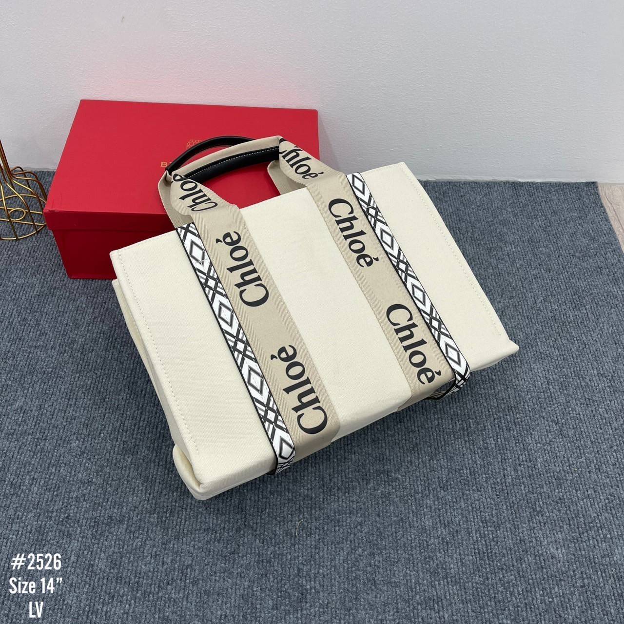 CHLOE Woody tote bag [small size] กระเป๋าทรงโท้ท จุของได้เยอะมาก แบรนด์ดังจากสัญชาติฝรั่งเศส เป็นที่ชื่นชอบของเซเลบริตี โคลเอ้รุ่นนี้เป็นสไตล์วินเทจ เรียบหรูและดูดี