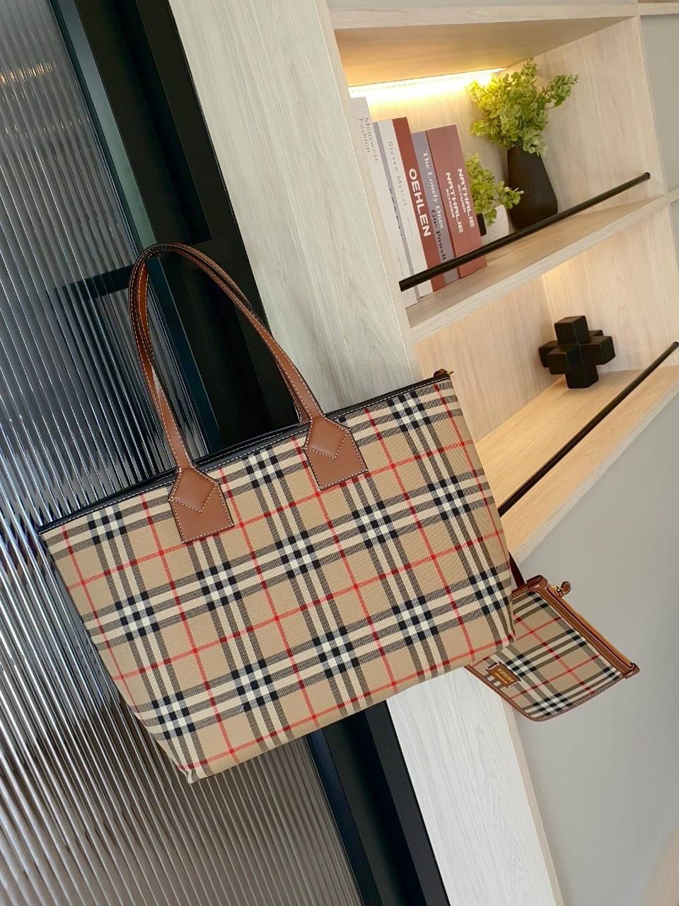 Burberry Tote Bag / Burberry Label Print Large London Tote Bag In Crema / BURBERRY LARGE LONDON TOTE BAG IN WHITE กระเป๋าสะพายไหล่ทรงช้อปปิ้ง ทรงคลาสสิค ฮิตตลอดกาล ตัวกระเป๋าวัสดุหนังผ้าแคนวาส ตัดหนัง