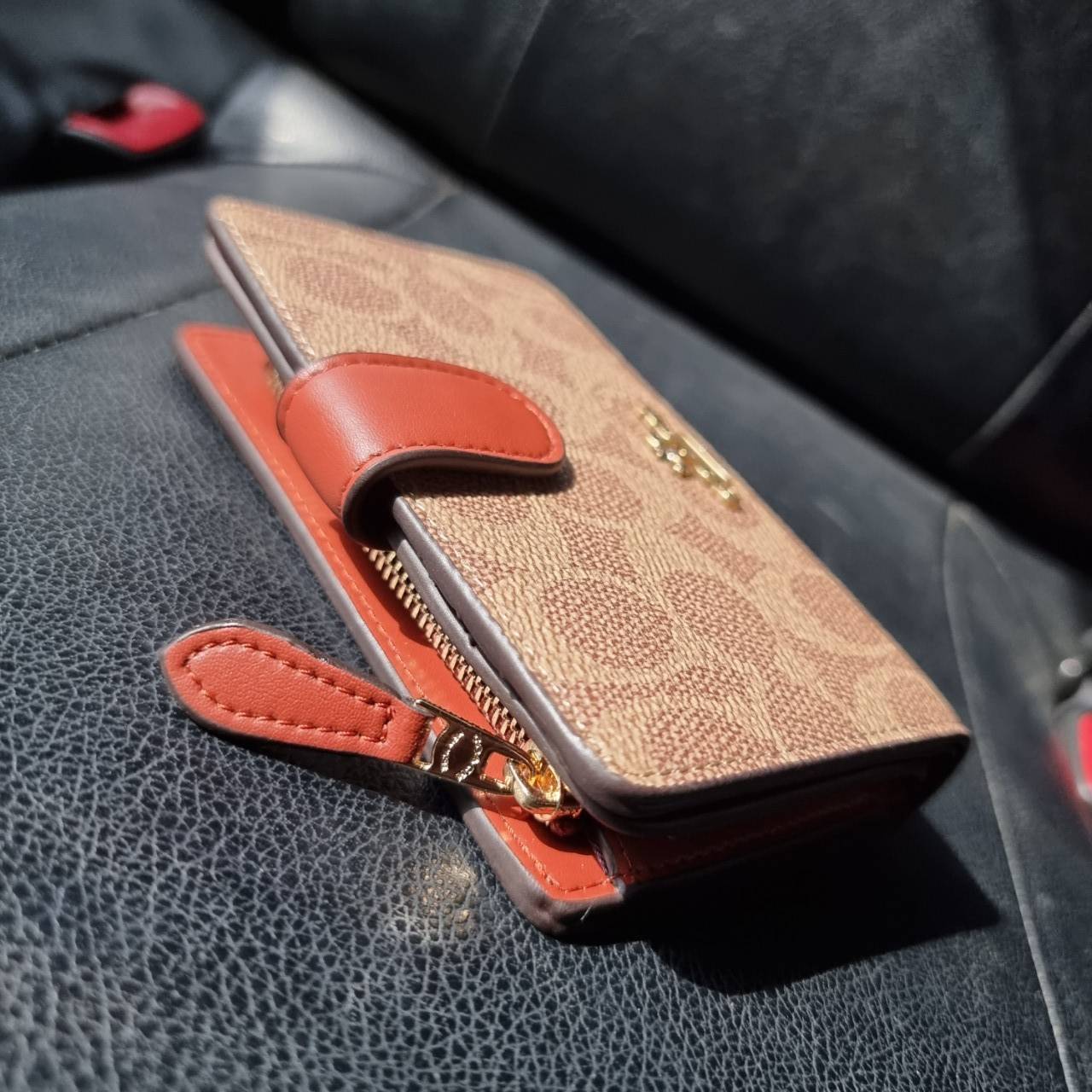 COACH F33034 MEDIUM CORNER ZIP WALLET IN COLORBLOCK SIGNATURE CANVAS กระเป๋าสตางค์ใบกลาง 👛 ขนาดกำลังเหมาะมือ วัสดุหนังแคนวาส ดูแลรักษาง่าย มีช่องใส่บัตรและธนบัตรครบ และช่องซิปแยกไว้ใส่เหรียญ สวยคลาคสิคแบบนี้เหมาะส่งต่อเป็นของขวัญที่สุดจ้า