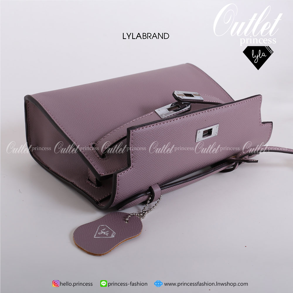 LYLABRAND🔔 KELLY MINI SIZE 22 CM / EPSOM PU TOP PREMIUM มาพร้อมสายหนังและสายโซ่คุณภาพดีสุดๆ ใบเล็กน่ารักพอดิบพอดีถือเป็นครัชออกงานได้ให้ลุคหรูสุด หรือจะใส่กับชุดทำงาน กางเกงยีนส์ ได้หมด ครบเลยค่ะ ให้ลุค ผู้ดีมากๆ ใส่ iphone plus ได้ทุกรุ่น มีสีให้