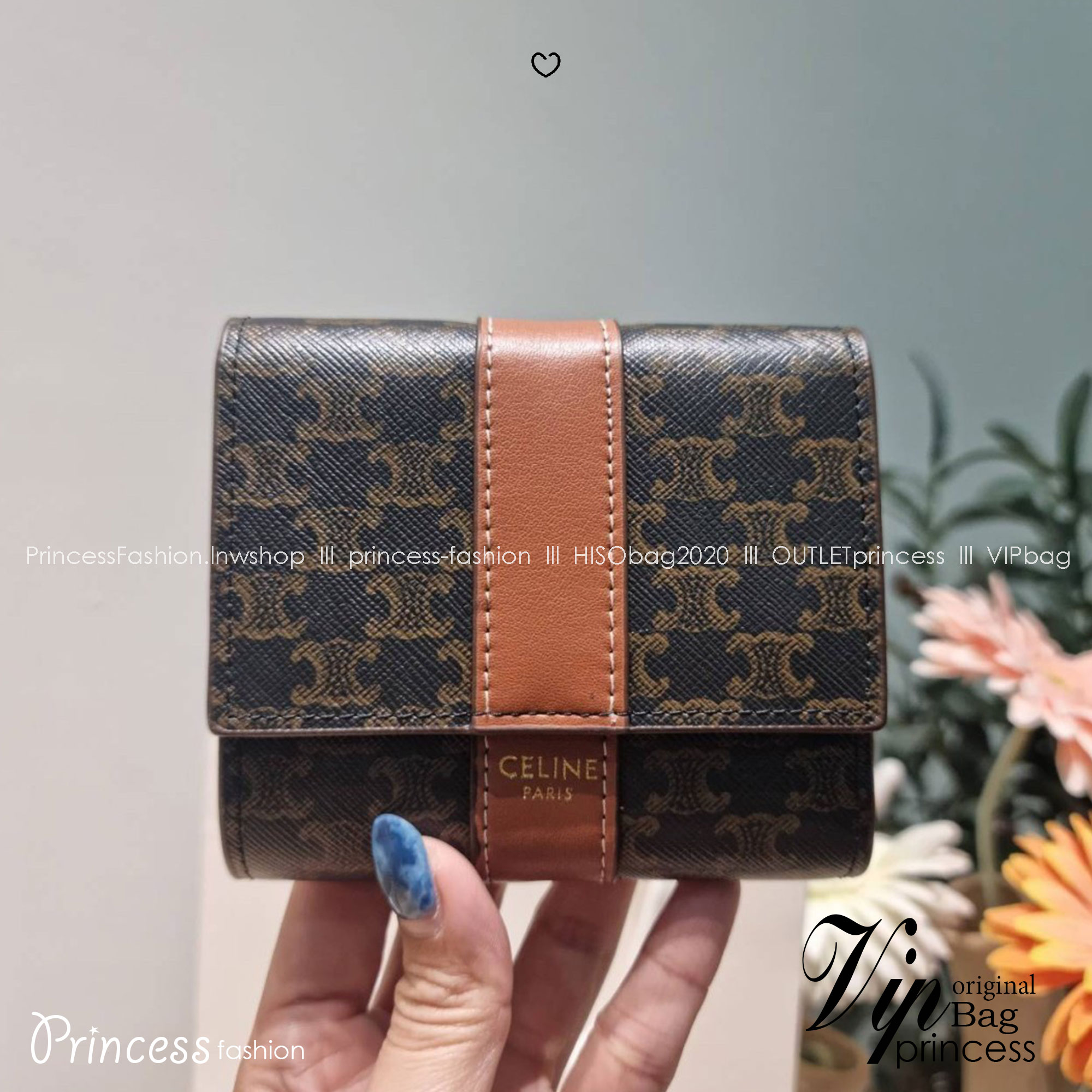 Celine small trifold wallet กระเป๋าสตางค์ดีไซน์สุดคลาสสิค วินเทจ เรียบง่ายแต่หรูหรา และยังมาพร้อมกับสายโซ่ สำหรับคล้องสะพายข้าง สะพายไหล่ได้ เริ่ดเว่อร์!