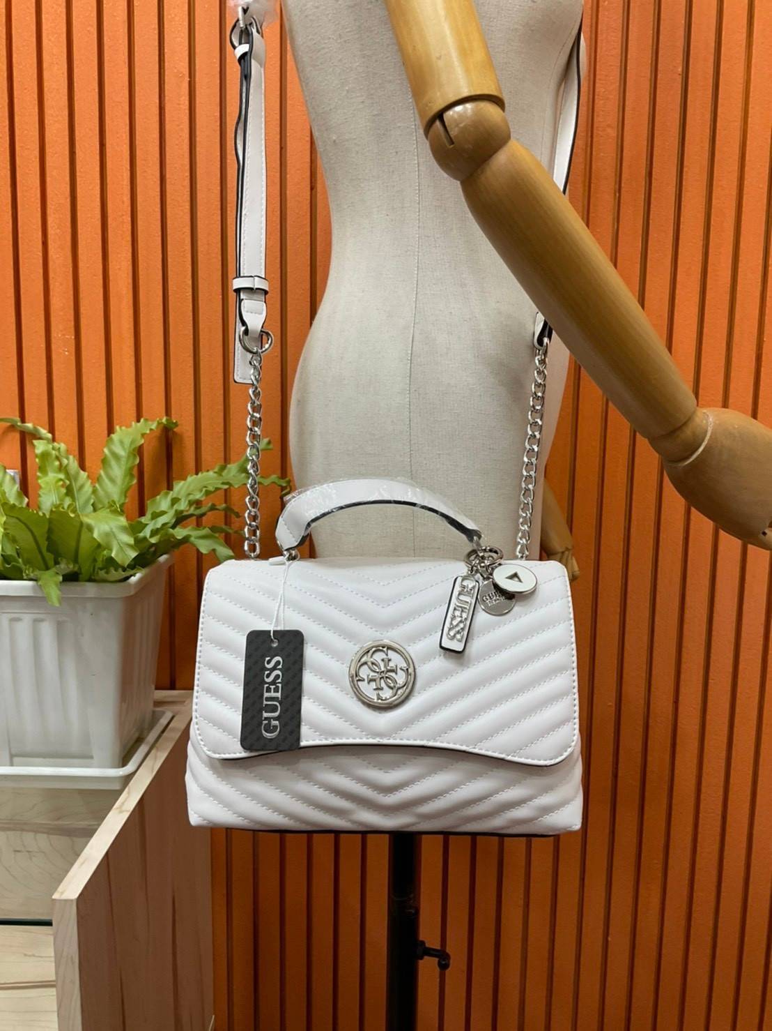 ของแท้ 💯% 】GUESS BLAKELY TOP HANDLE FLAP BAG กระเป๋สะพายรุ่นใหม่ล่าสุด รุ่นยอดนิยมสวยอยู่ทรง วัสดุหนังนิ่ม น้ำหนักเบา มีฐานกว้างตั้งอยู่ทรง ด้านหน้าประดับด้วยโลโก้แบรนด์สวยโดดเด่น