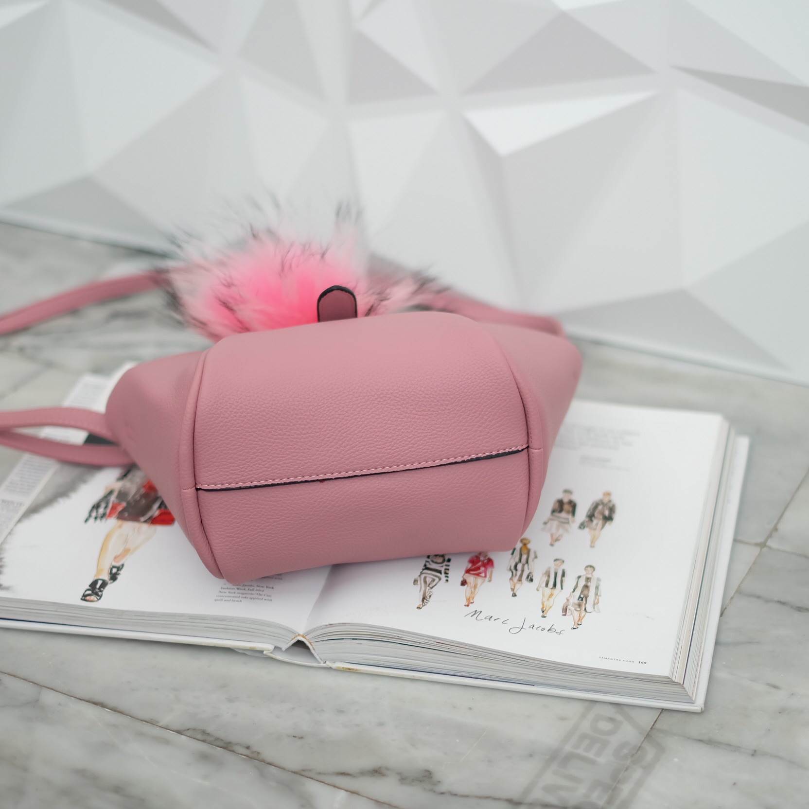 โฉมใหม่ ไฉไลกว่าเดิม 🌈everyday keep handbag 👑สวย หรู เวอร์วัง อีกแล้วค่า 👍 กระเป๋า ถือ//สะพายข้าง หนังสวยๆ มาพร้อมพวงกุญแจ ปอมปอม ฟรุ้งฟริ้ง ขนเฟอร์แท้ ยิ่งใช้ยิ่งฟูสวย น่ารักมาก เข้ากับกระเป๋าคะอย่างดี กระเป๋า เนื้อนิ่มหนา อยู่ทรง