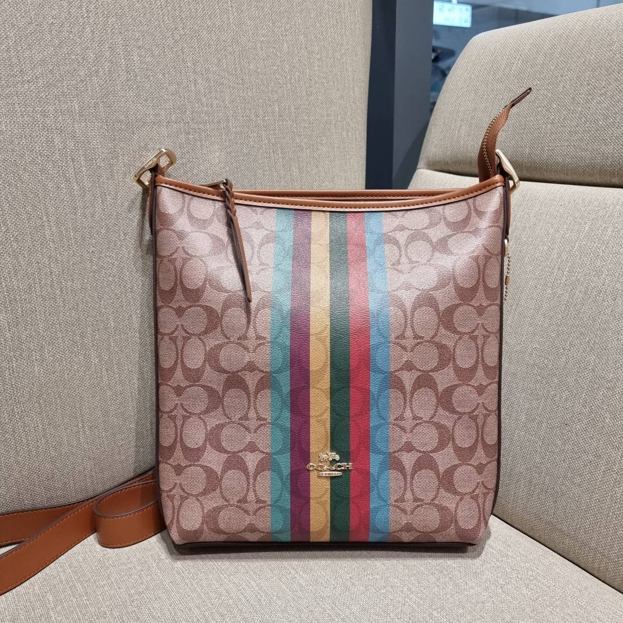 COACH C5641 VAL DUFFLE IN SIGNATURE CANVAS WITH STRIPE ใหม่ล่าสุด กระเป๋าทรงดัฟเฟิล คอลเลคชั่นยอดฮิต สวยโดดเด่น ทรงกระเป๋าไม่ซ้ำใคร แถมยังใส่ของได้จุใจไปอีก วัสดุหนังแคนวาสคุณภาพดี สลับหนังแท้ ด้านหลังมีช่องซิป กระเป๋ามีช่องซิปหลัก ภายในโล่งกว้าง สายสะพาย