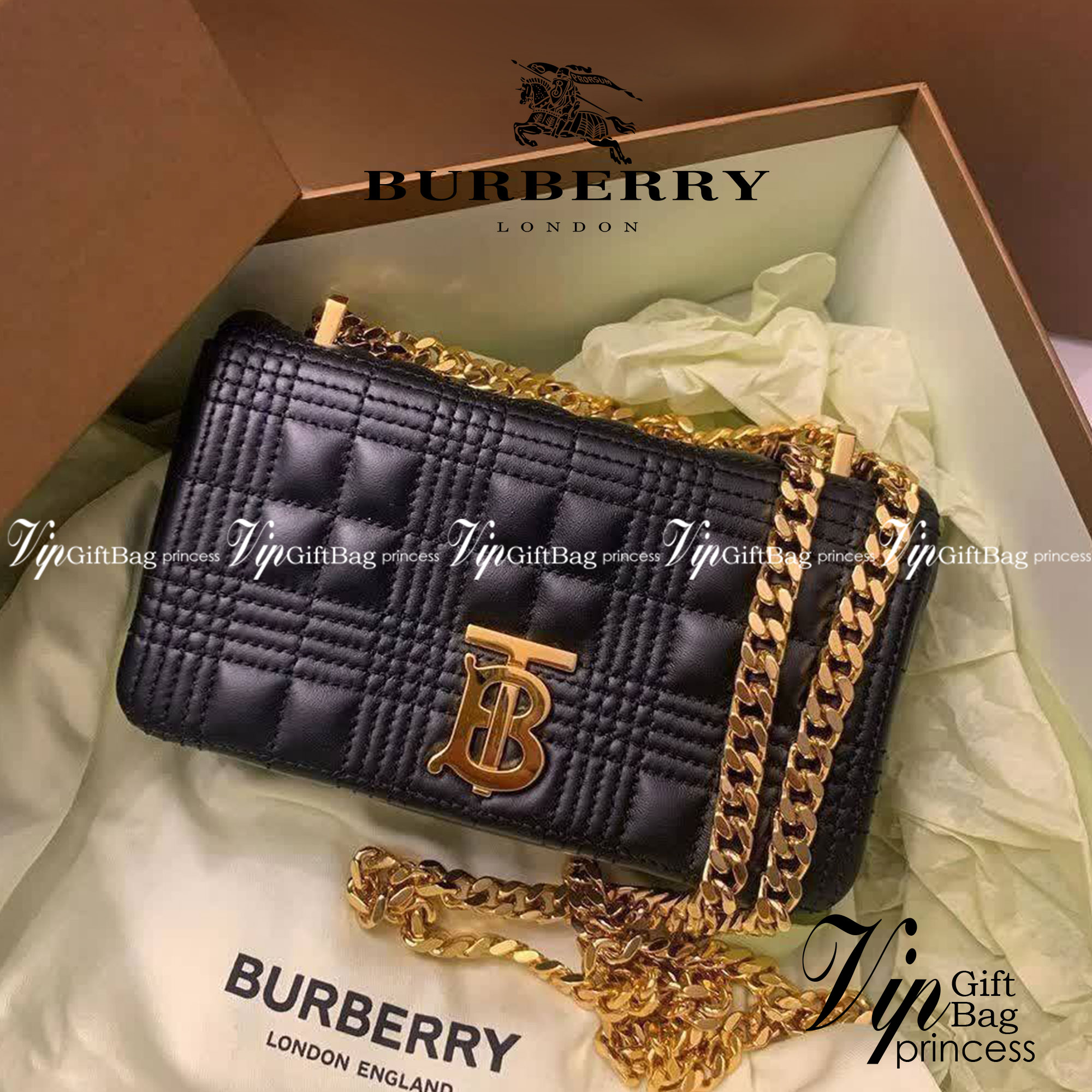 Rare items! รุ่นนี้ที่รอคอย BURBERRY FRAGRANCES QUITED LAMBSKIN BAG หนังแท้ Lambskin นิ่มสวยหรูดูดี เปิดปิดด้วยฝาปิดสัญลักษณ์รูปตัวB ภายในโล่งกว้าง ใส่มือถือ กระเป๋าสตางค์ได้ มาพร้อมสายสะพายโซ่ทองต่อหนังรองบ่าสามารถซ้อนสายสั้นสะพายไหล่ได้ หรือใช้สายยาว Cr